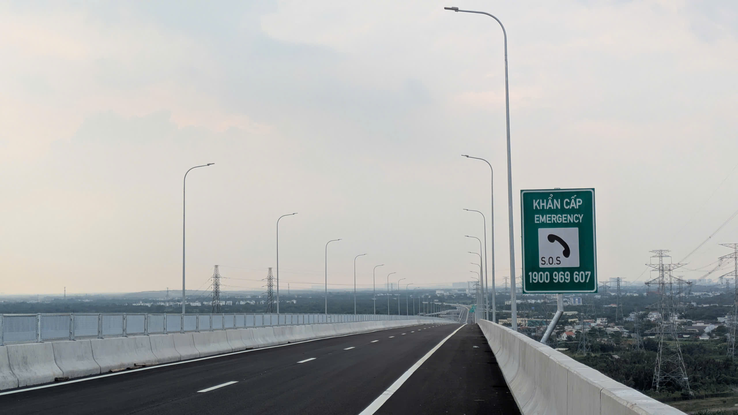 Cầu dây văng cao nhất Việt Nam về đích, nhưng chưa thể mở cửa - Ảnh 6.