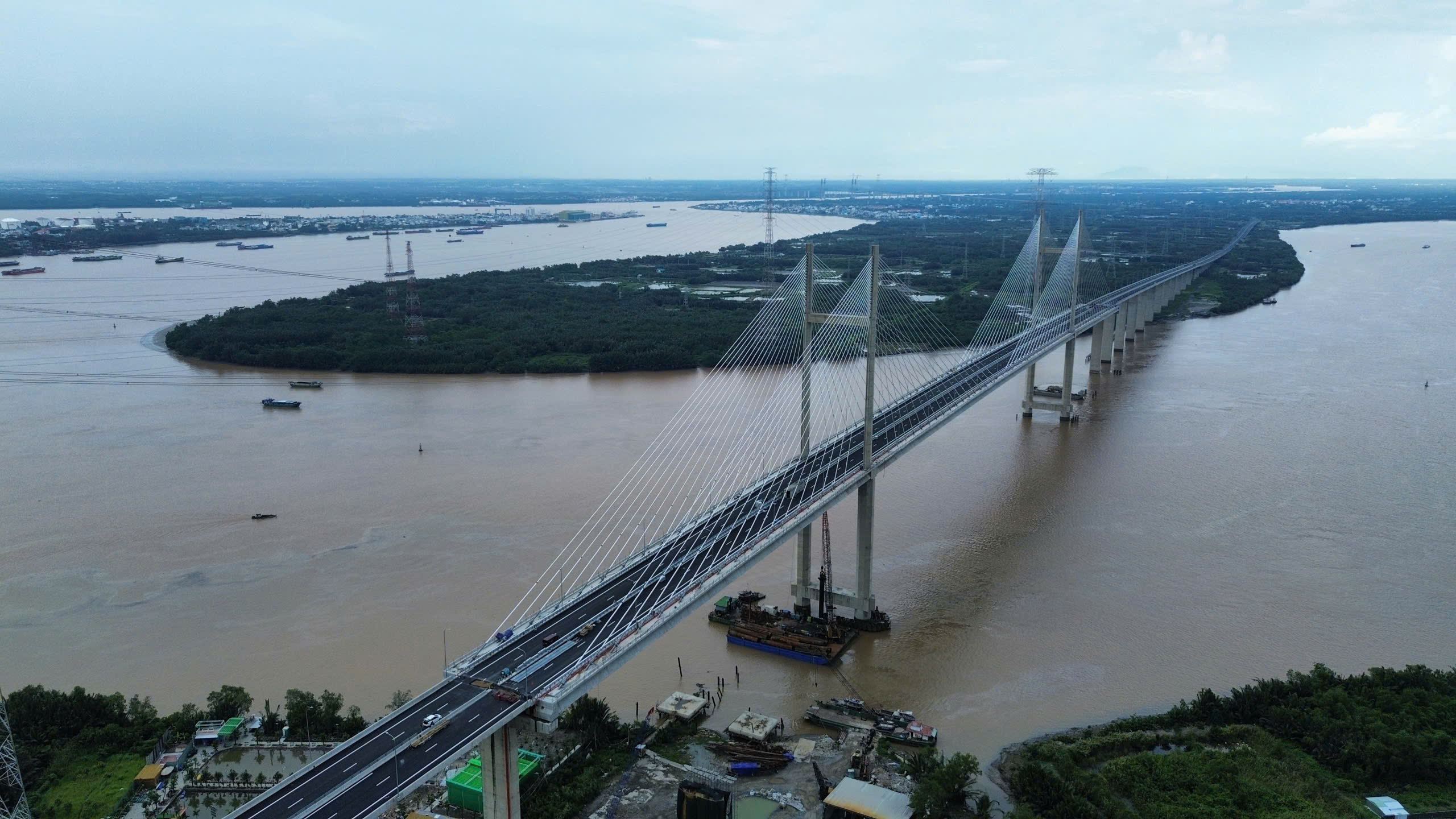 Cầu dây văng cao nhất Việt Nam về đích, nhưng chưa thể mở cửa - Ảnh 4.