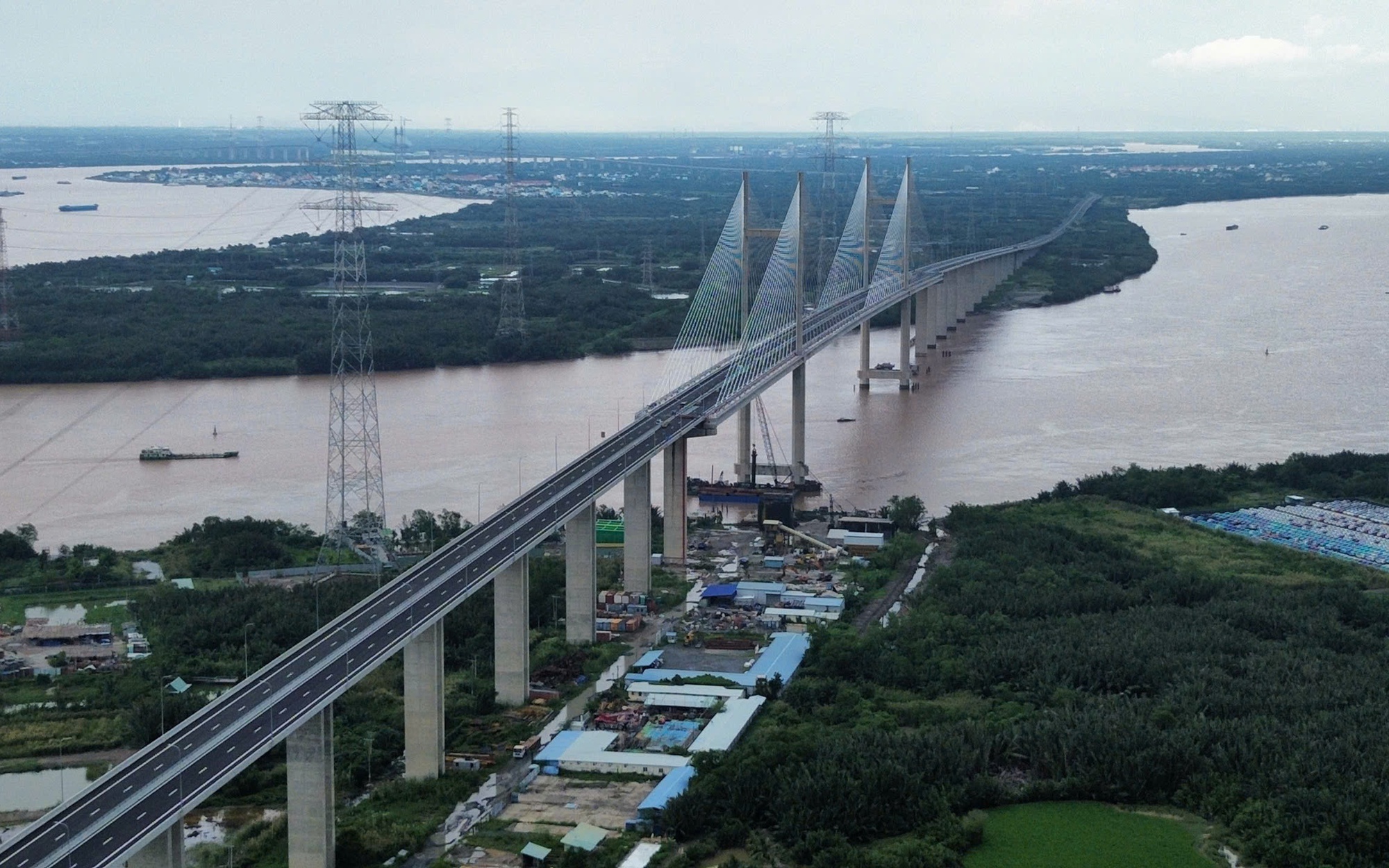 Ngắm cầu dây văng có tĩnh không cao nhất Việt Nam