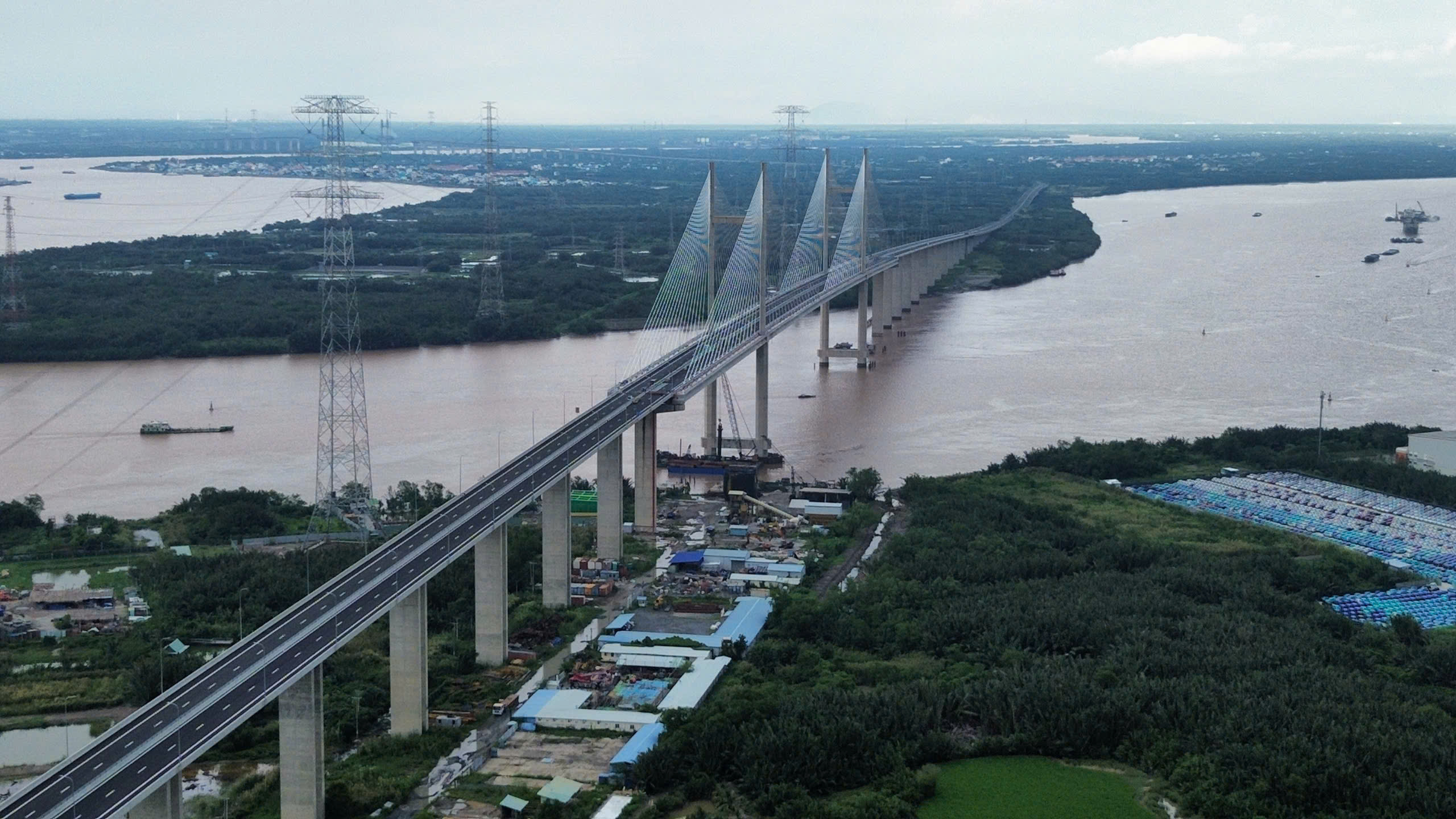 Cầu dây văng cao nhất Việt Nam về đích, nhưng chưa thể mở cửa - Ảnh 1.