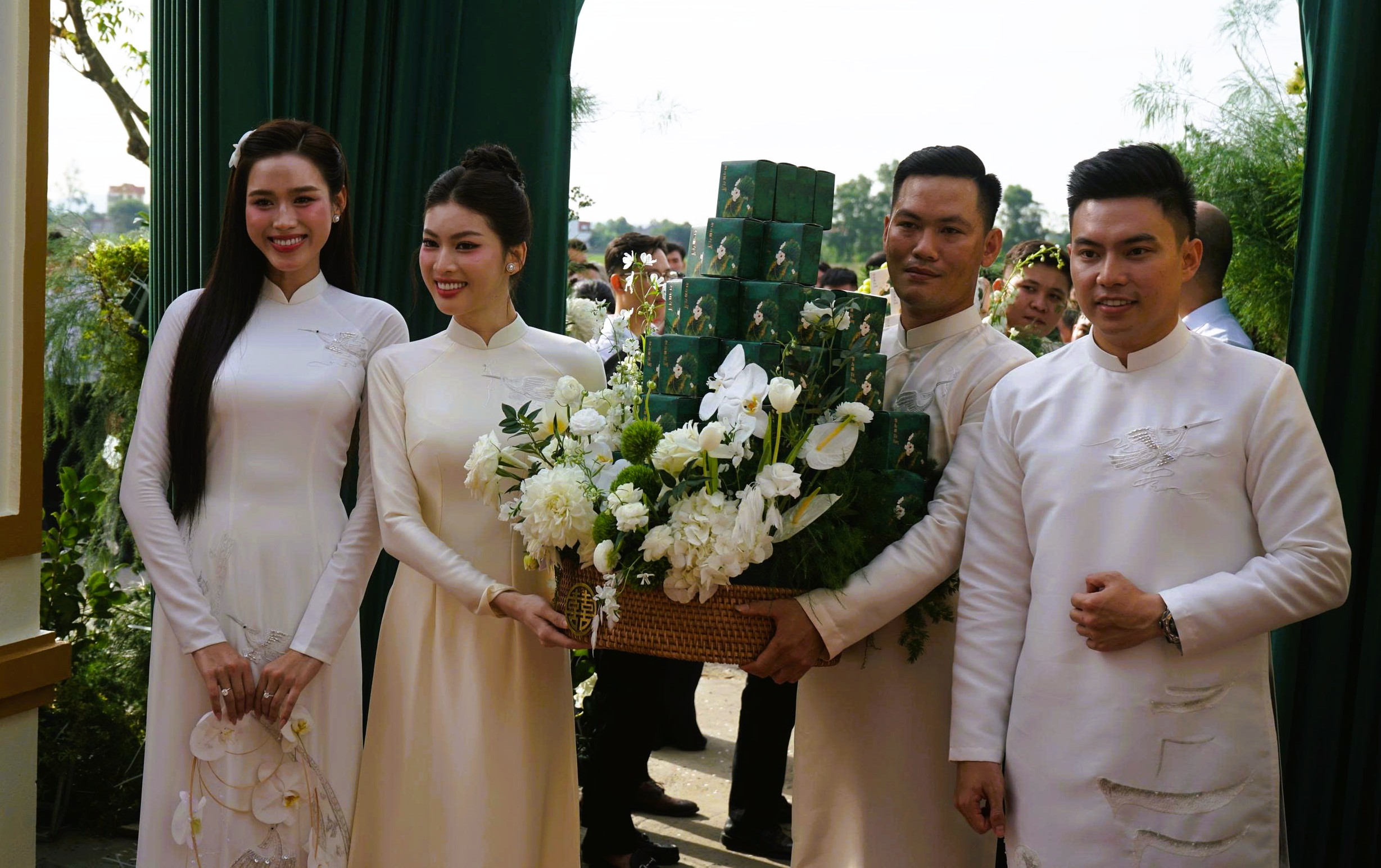 Hoa hậu Đỗ Thị H&agrave; rạng rỡ b&ecirc;n thiếu gia Tập đo&agrave;n Sơn Hải tại lễ ăn hỏi - Ảnh 11.