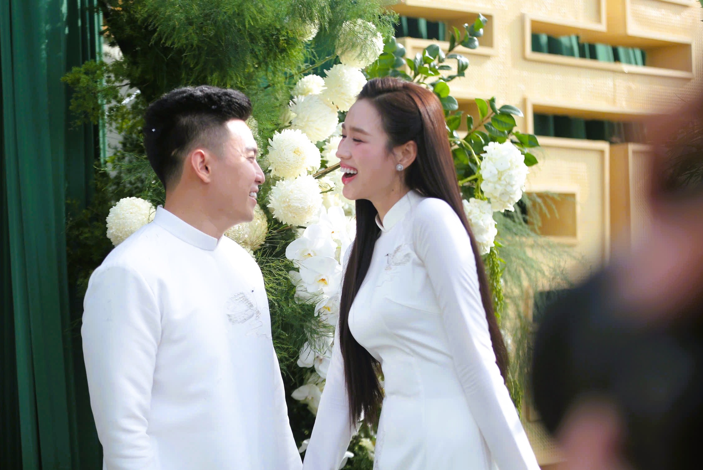 Hoa hậu Đỗ Thị H&agrave; rạng rỡ b&ecirc;n thiếu gia Tập đo&agrave;n Sơn Hải tại lễ ăn hỏi - Ảnh 13.