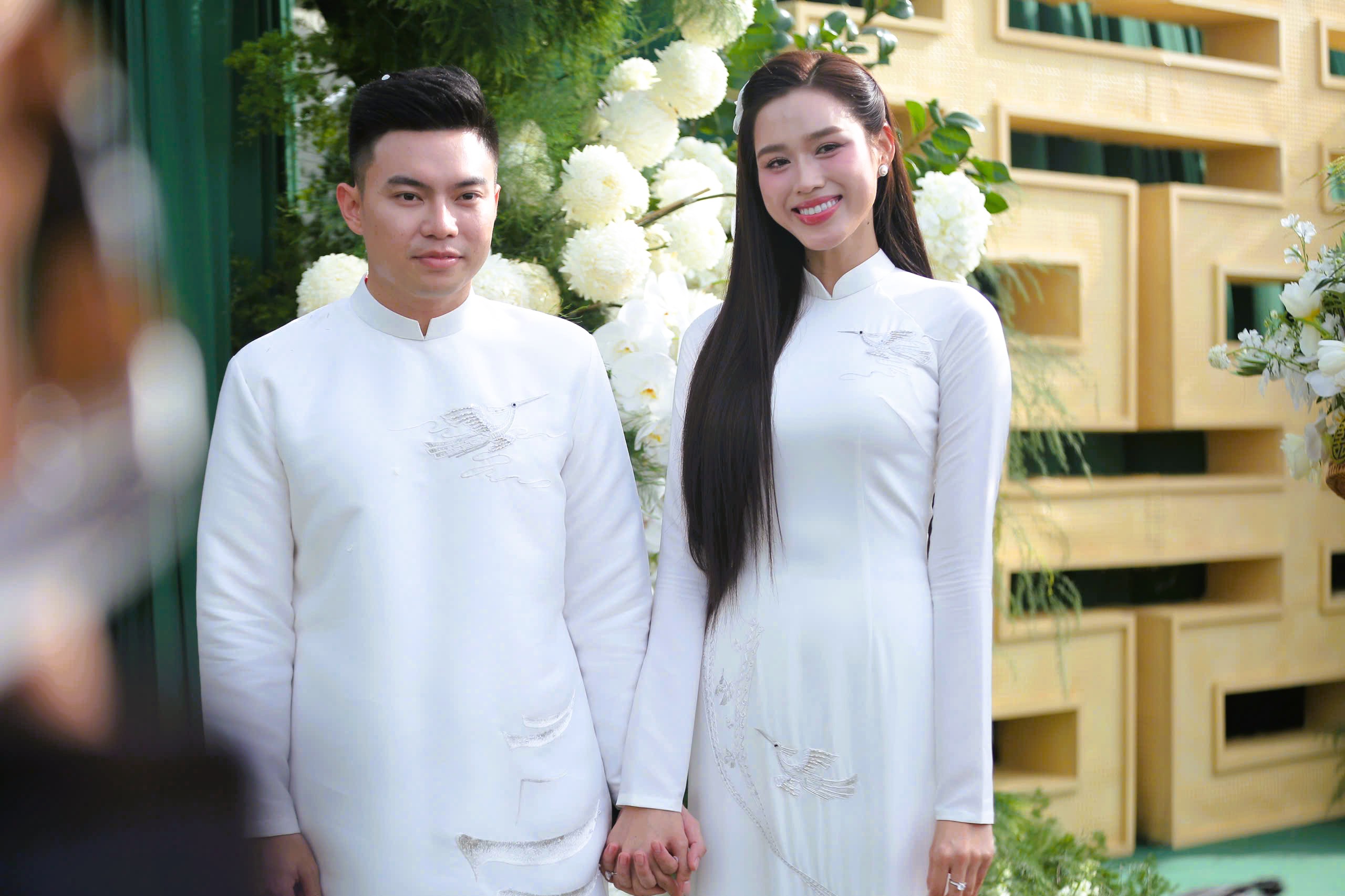 Hoa hậu Đỗ Thị H&agrave; rạng rỡ b&ecirc;n thiếu gia Tập đo&agrave;n Sơn Hải tại lễ ăn hỏi - Ảnh 1.