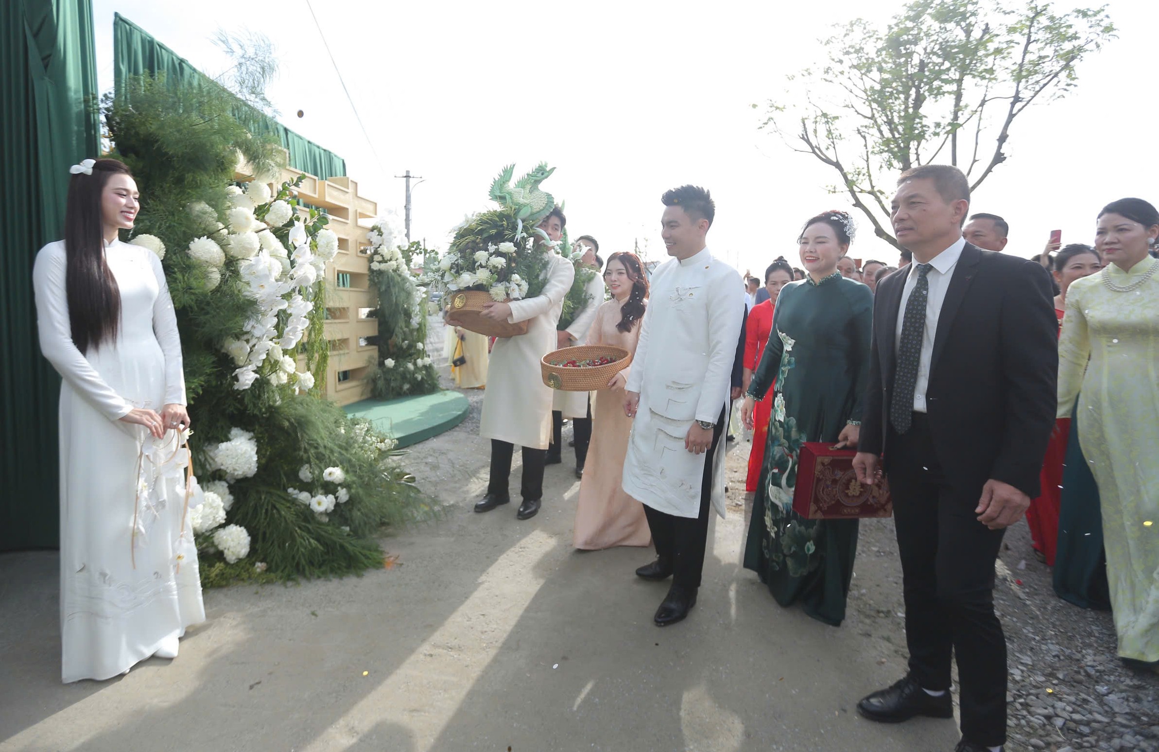 Hoa hậu Đỗ Thị H&agrave; rạng rỡ b&ecirc;n thiếu gia Tập đo&agrave;n Sơn Hải tại lễ ăn hỏi - Ảnh 10.