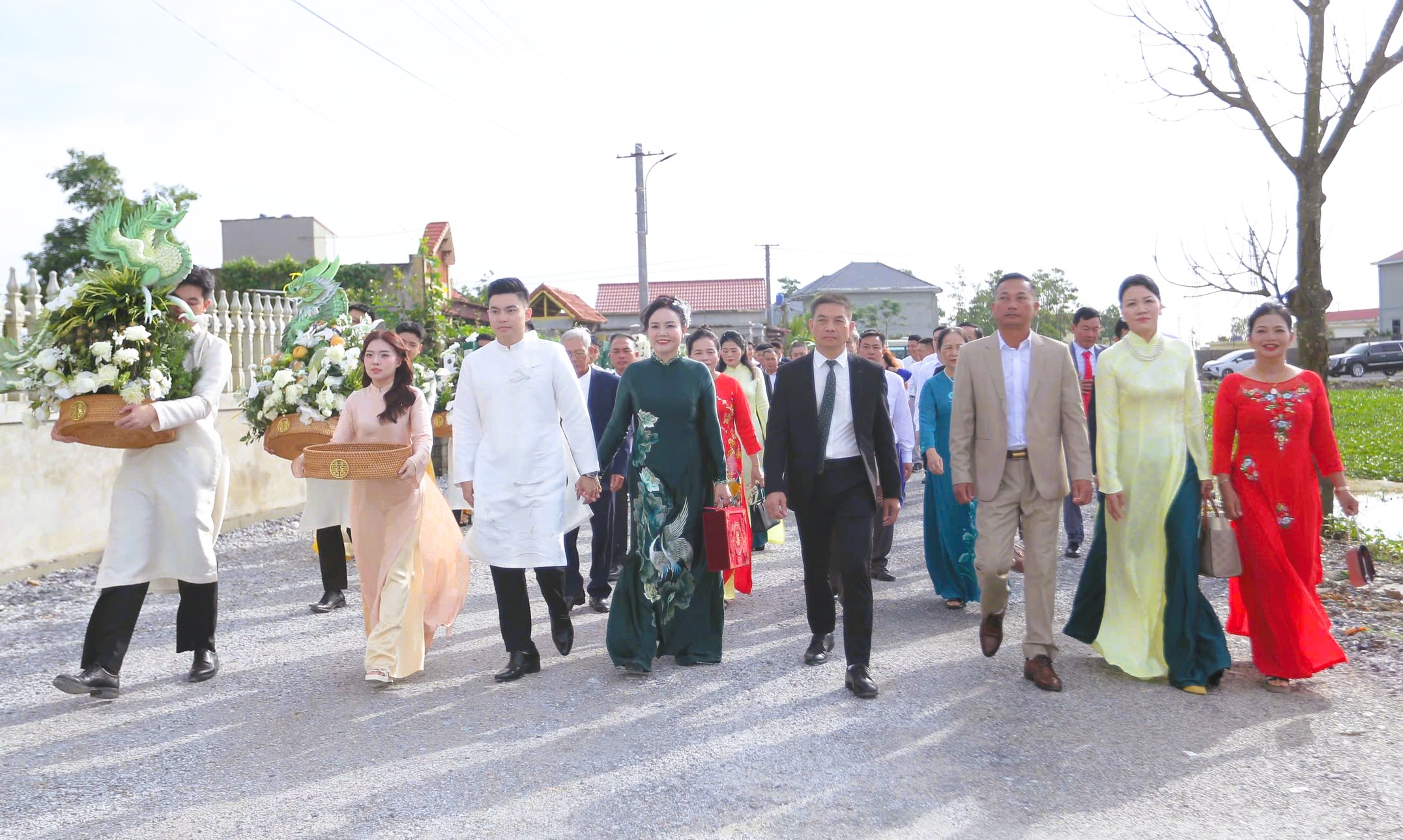 Hoa hậu Đỗ Thị H&agrave; rạng rỡ b&ecirc;n thiếu gia Tập đo&agrave;n Sơn Hải tại lễ ăn hỏi - Ảnh 9.