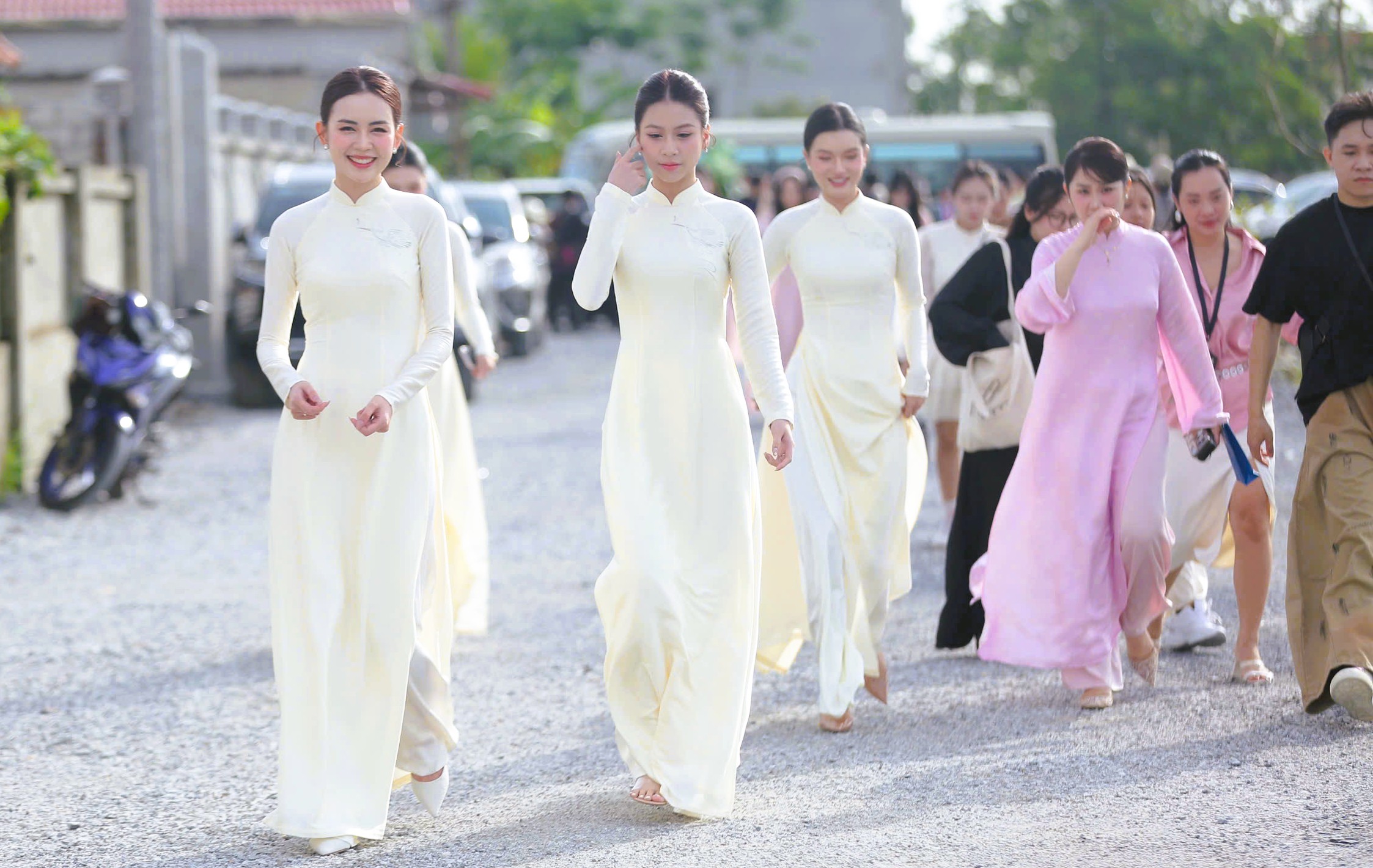 Hoa hậu Đỗ Thị H&agrave; rạng rỡ b&ecirc;n thiếu gia Tập đo&agrave;n Sơn Hải tại lễ ăn hỏi - Ảnh 8.