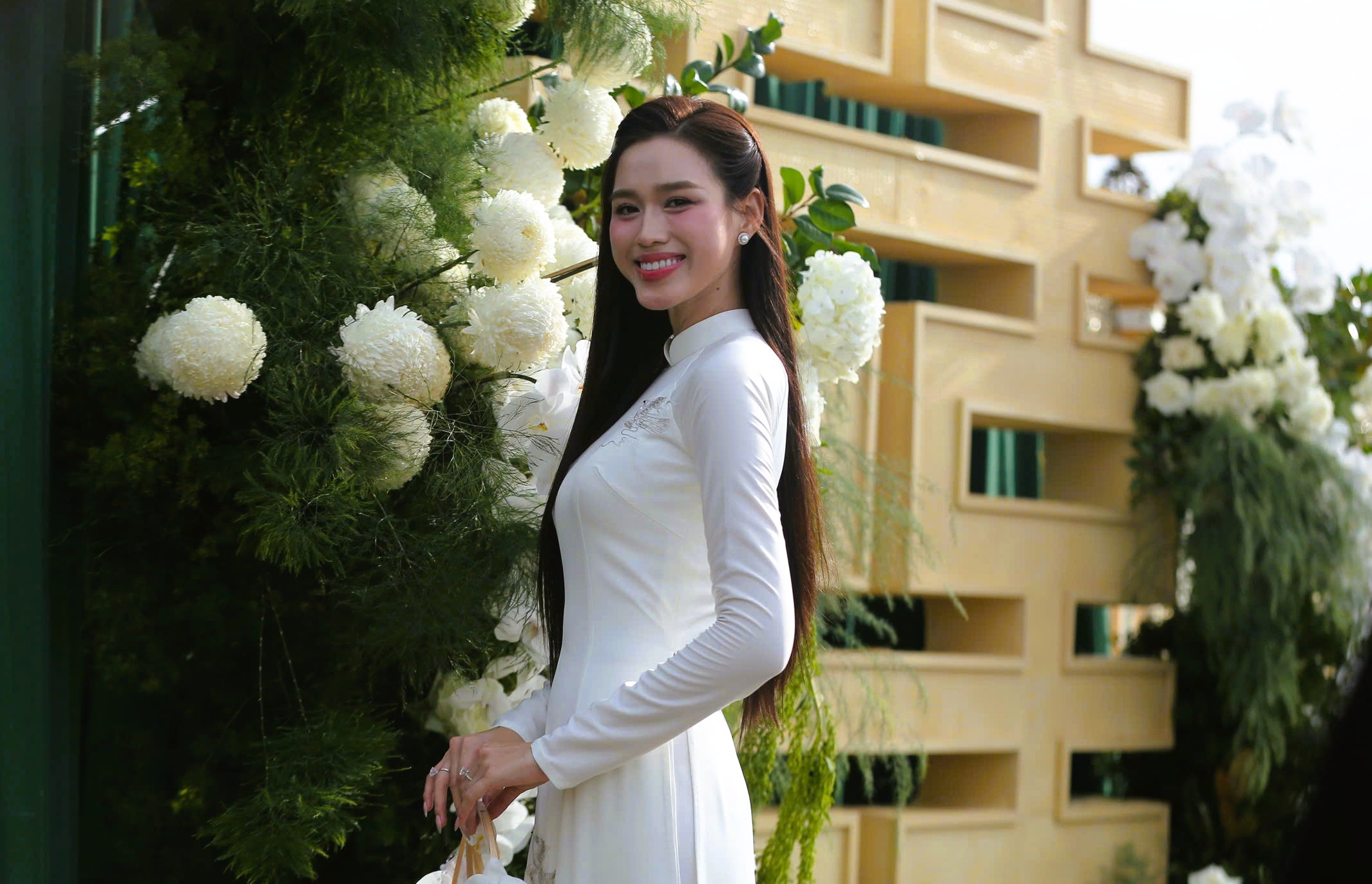 Hoa hậu Đỗ Thị H&agrave; rạng rỡ b&ecirc;n thiếu gia Tập đo&agrave;n Sơn Hải tại lễ ăn hỏi - Ảnh 5.
