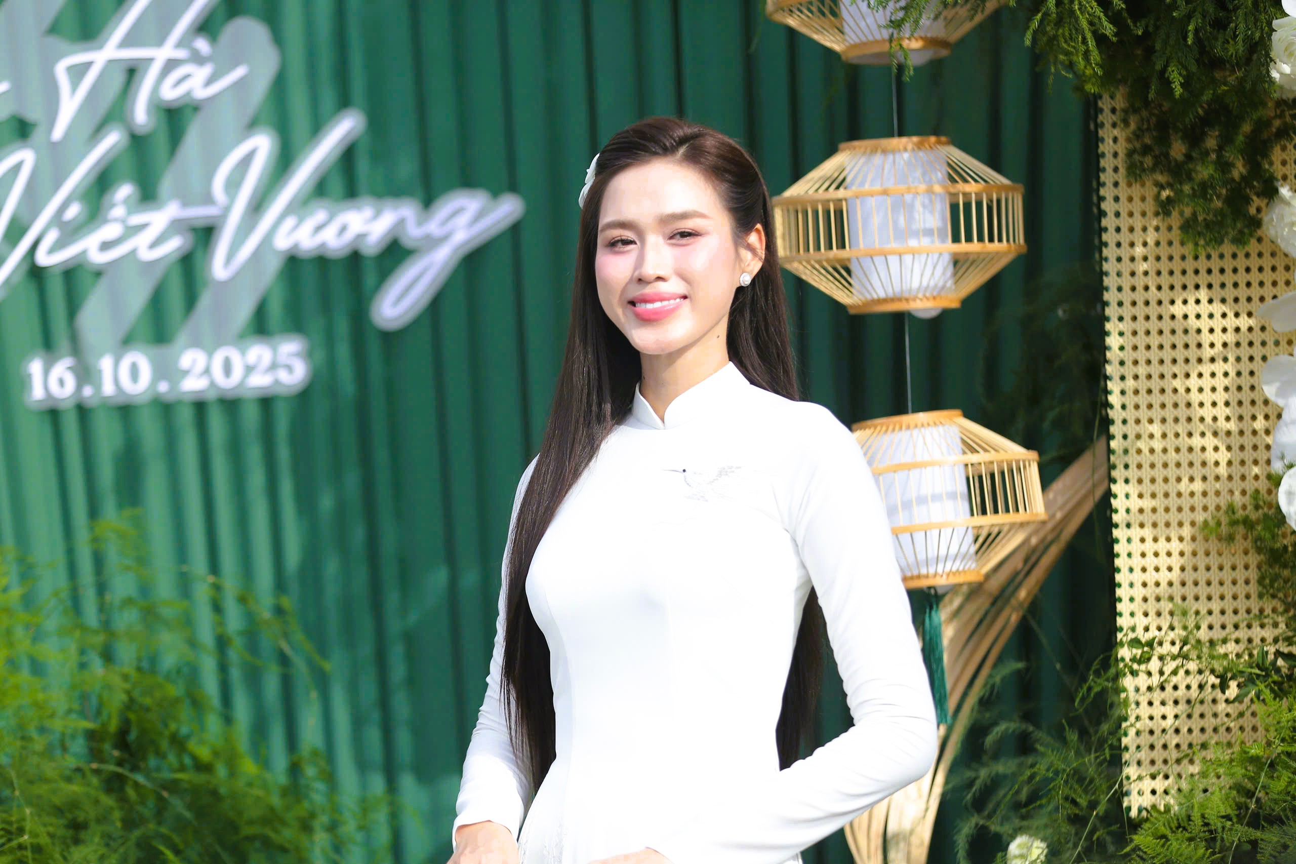 Hoa hậu Đỗ Thị H&agrave; rạng rỡ b&ecirc;n thiếu gia Tập đo&agrave;n Sơn Hải tại lễ ăn hỏi - Ảnh 6.