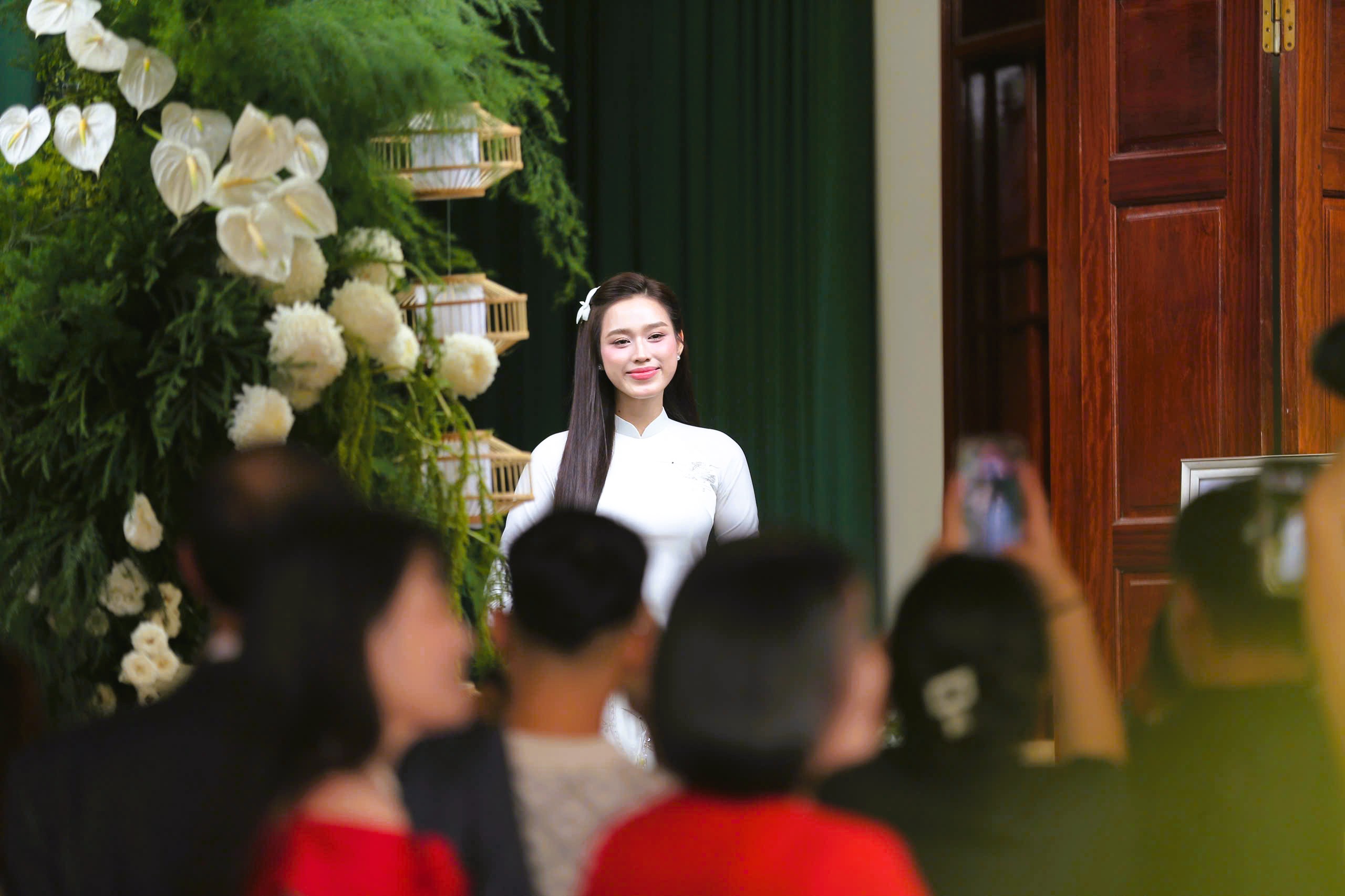 Hoa hậu Đỗ Thị H&agrave; rạng rỡ b&ecirc;n thiếu gia Tập đo&agrave;n Sơn Hải tại lễ ăn hỏi - Ảnh 7.