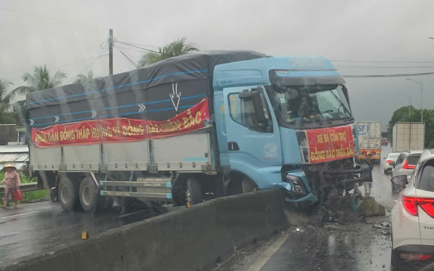 Xe chở hàng cứu trợ từ Đồng Tháp ra miền Bắc không may gặp tai nạn trên Quốc lộ 1