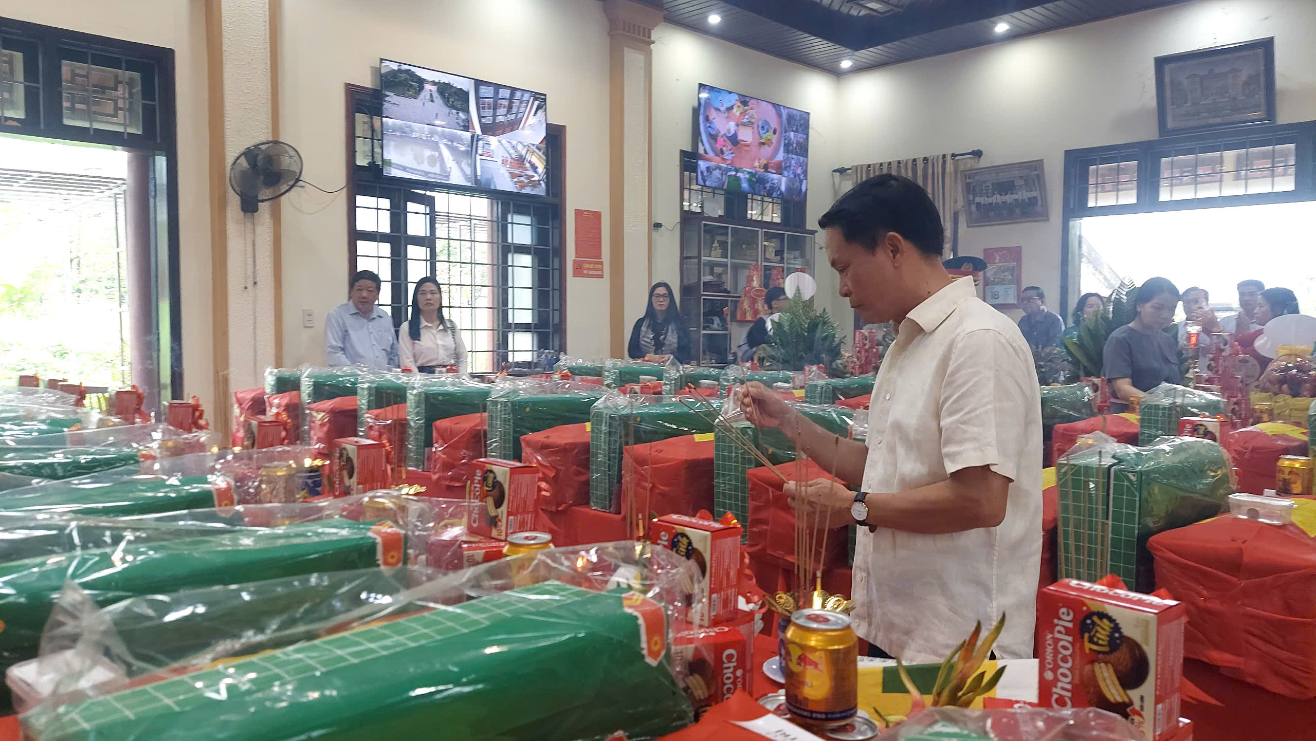 Đo&agrave;n c&ocirc;ng t&aacute;c Hội Nh&agrave; b&aacute;o Việt Nam tri &acirc;n c&aacute;c anh h&ugrave;ng liệt sĩ Th&agrave;nh cổ Quảng Trị - Ảnh 10.