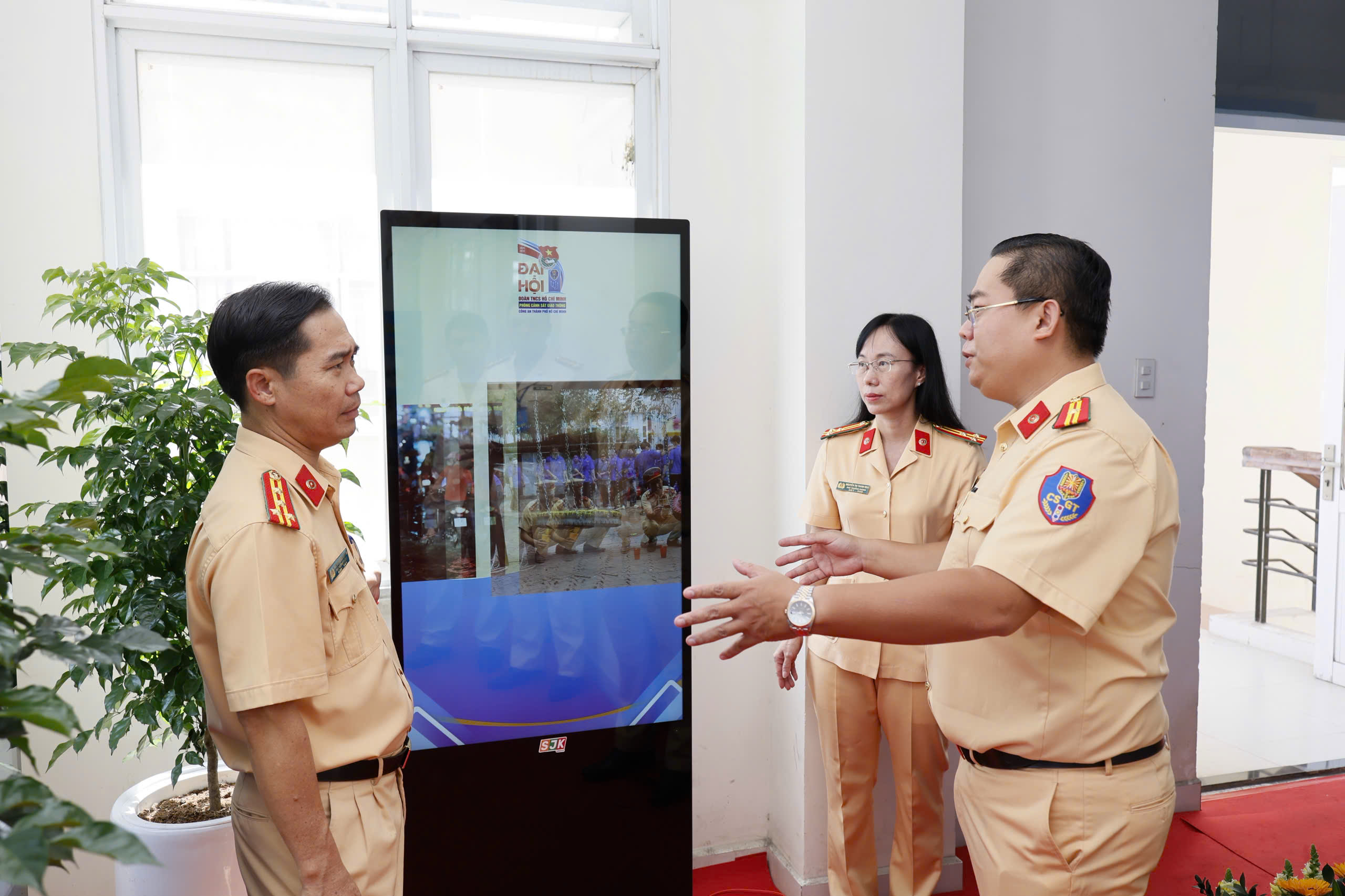 Tuổi trẻ Phòng CSGT TP HCM xung kích trong chuyển đổi số và bảo đảm trật tự an toàn giao thông - Ảnh 6.