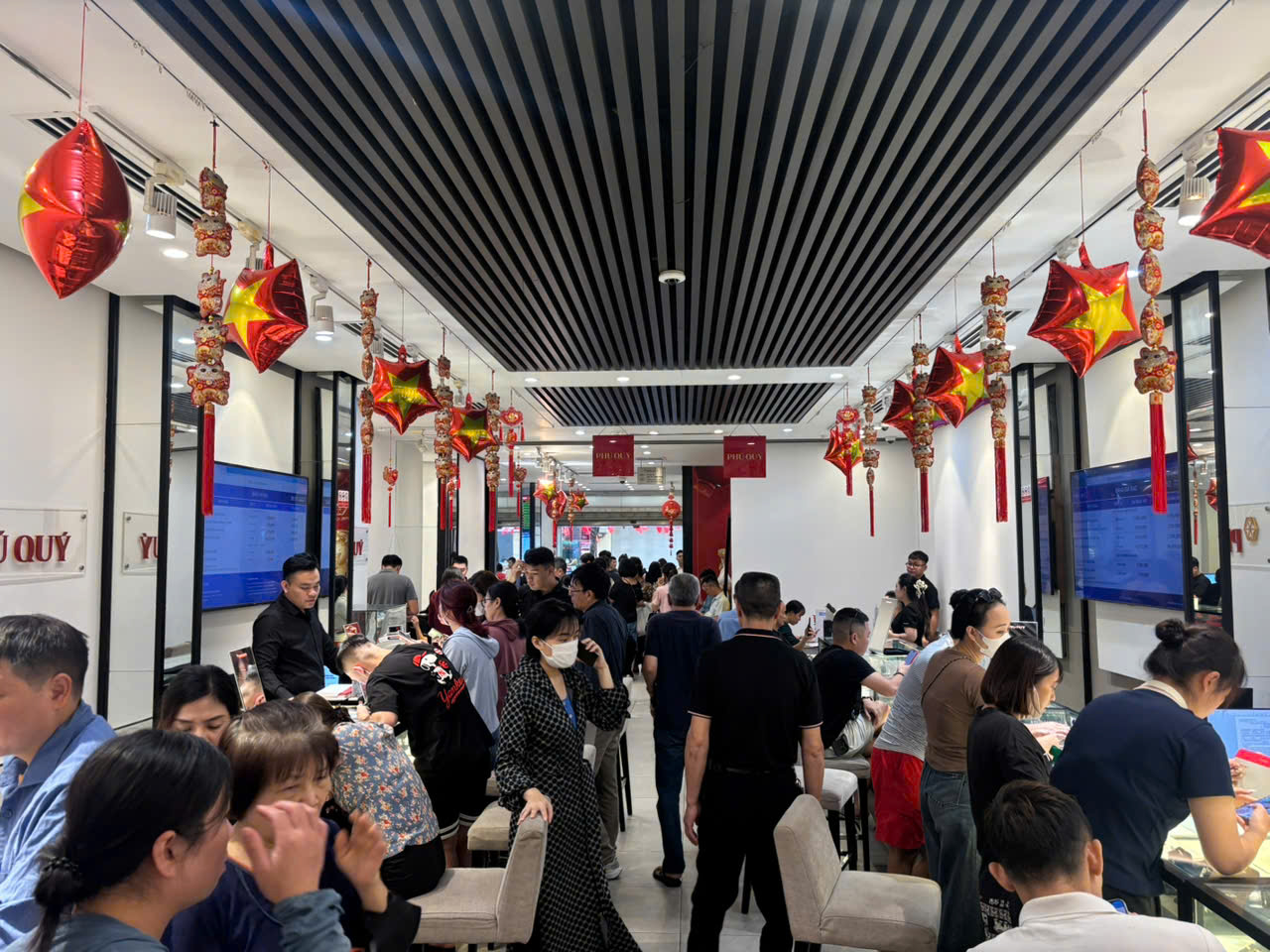 Giá bạc leo thang, người dân nườm nượp xếp hàng từ 6 giờ sáng - Ảnh 5.