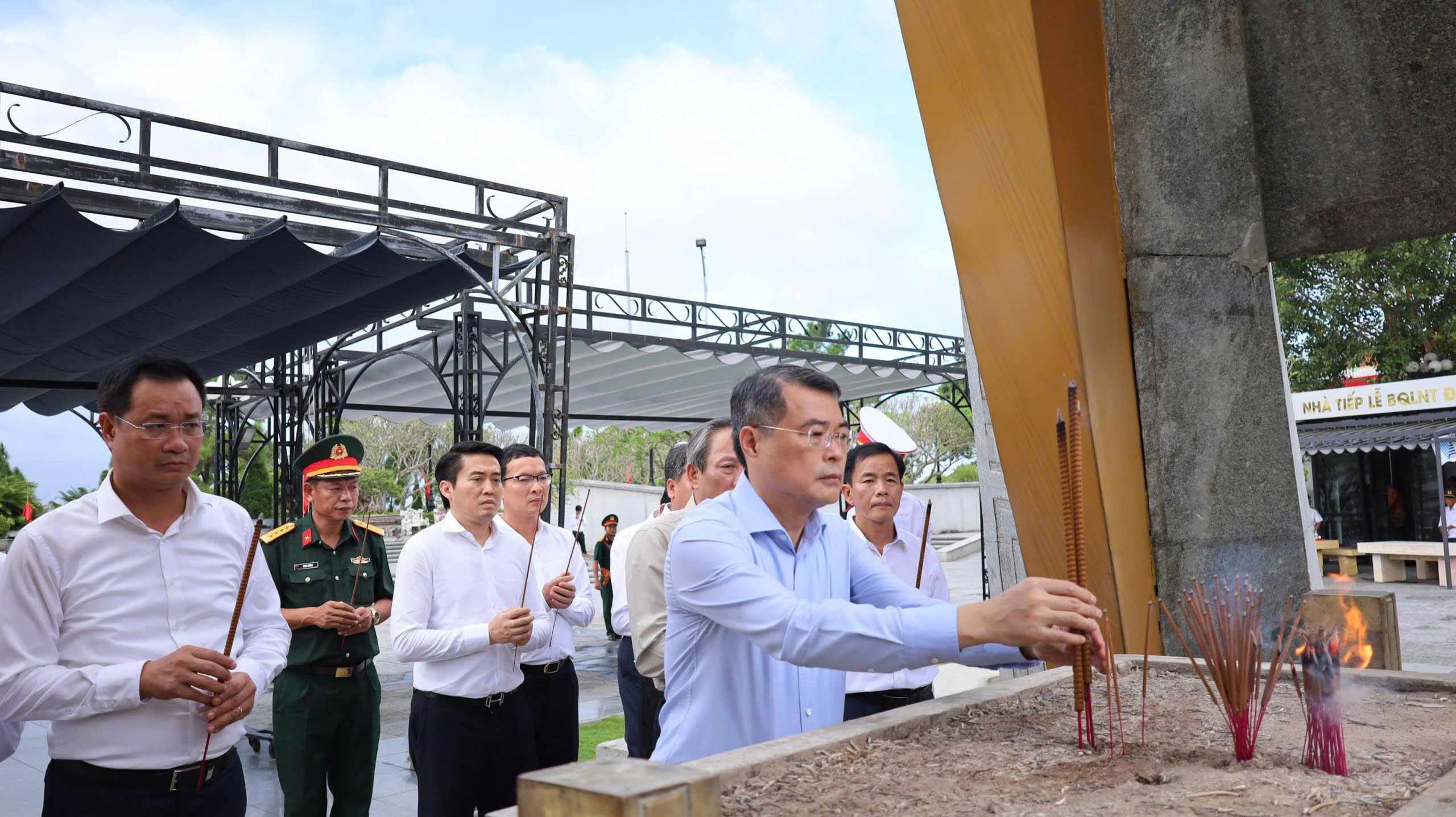 Trưởng Ban Tổ chức Trung ương L&ecirc; Minh Hưng tri &acirc;n c&aacute;c anh h&ugrave;ng liệt sĩ ở Quảng Trị - Ảnh 1.
