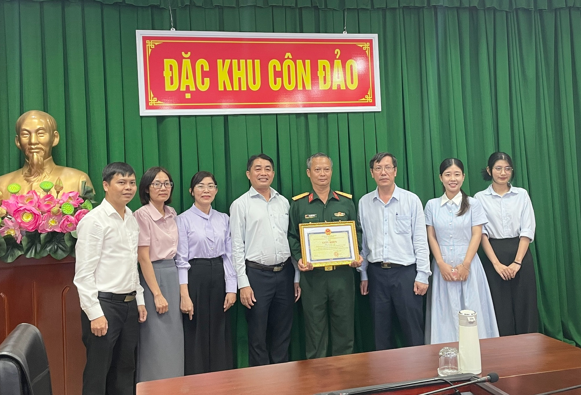 Khen thưởng cựu Thiếu t&aacute; Qu&acirc;n y cứu du kh&aacute;ch bị đuối nước tại C&ocirc;n Đảo - Ảnh 1.