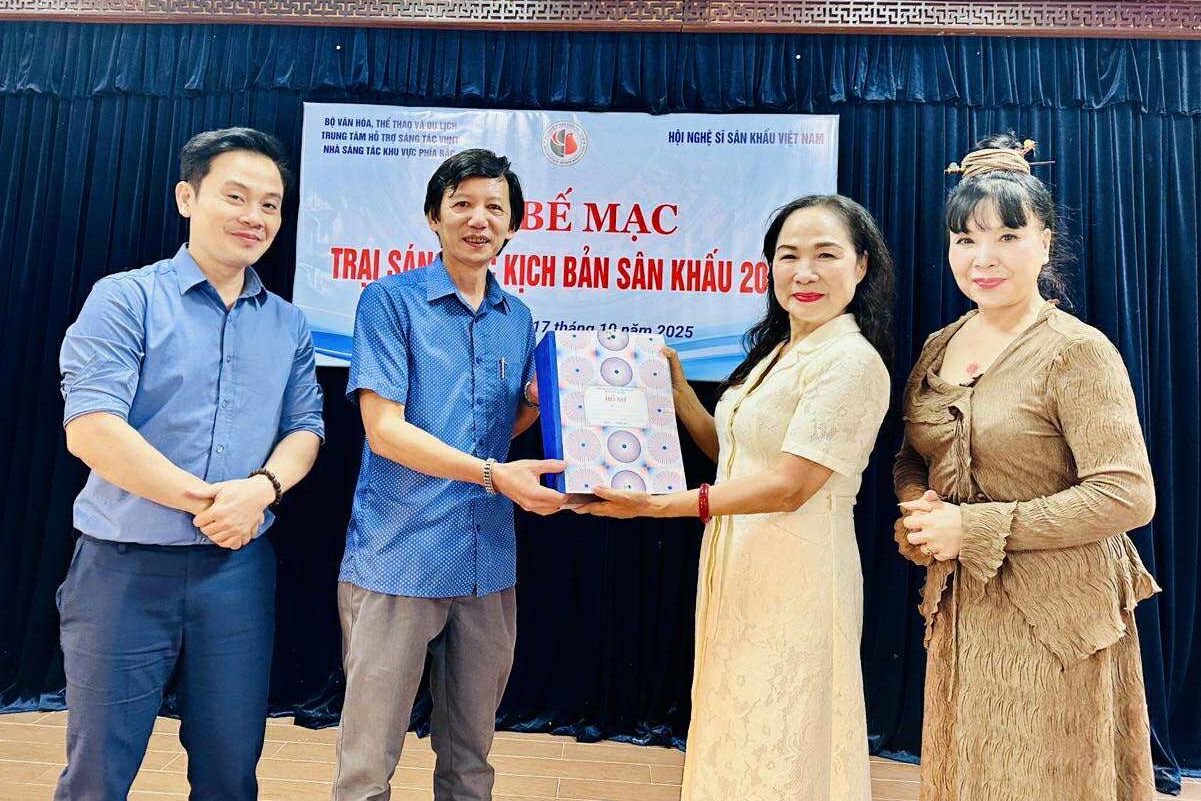 NSND Trịnh Th&uacute;y M&ugrave;i đ&aacute;nh gi&aacute; cao chất lượng Trại s&aacute;ng t&aacute;c s&acirc;n khấu Tam Đảo 2025 - Ảnh 1.