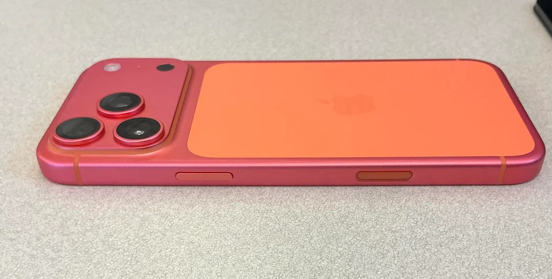 iPhone 17 Pro Max m&agrave;u cam bất ngờ bị đổi m&agrave;u khiến nhiều người lo lắng - Ảnh 2.