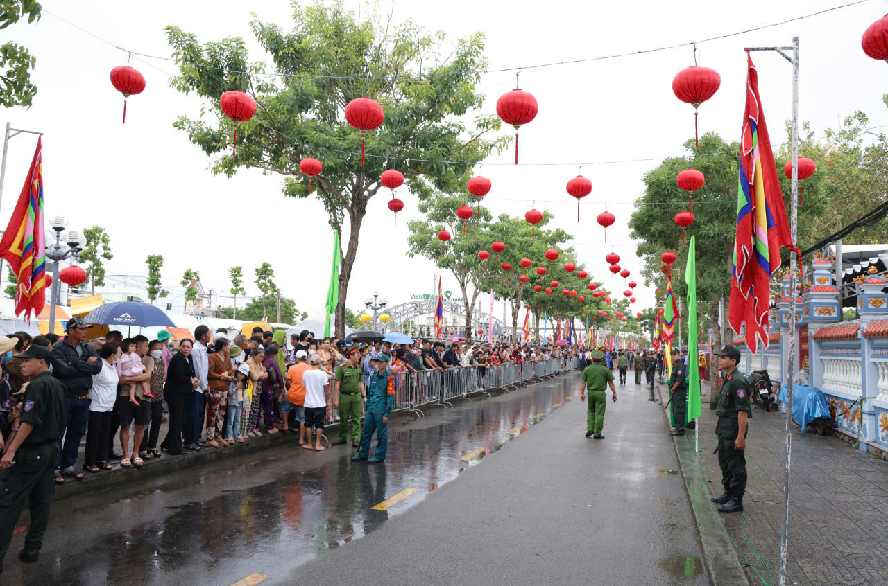 Nguyên Thủ tướng Nguyễn Tấn Dũng về dự lễ hội Nguyễn Trung Trực - Ảnh 5.