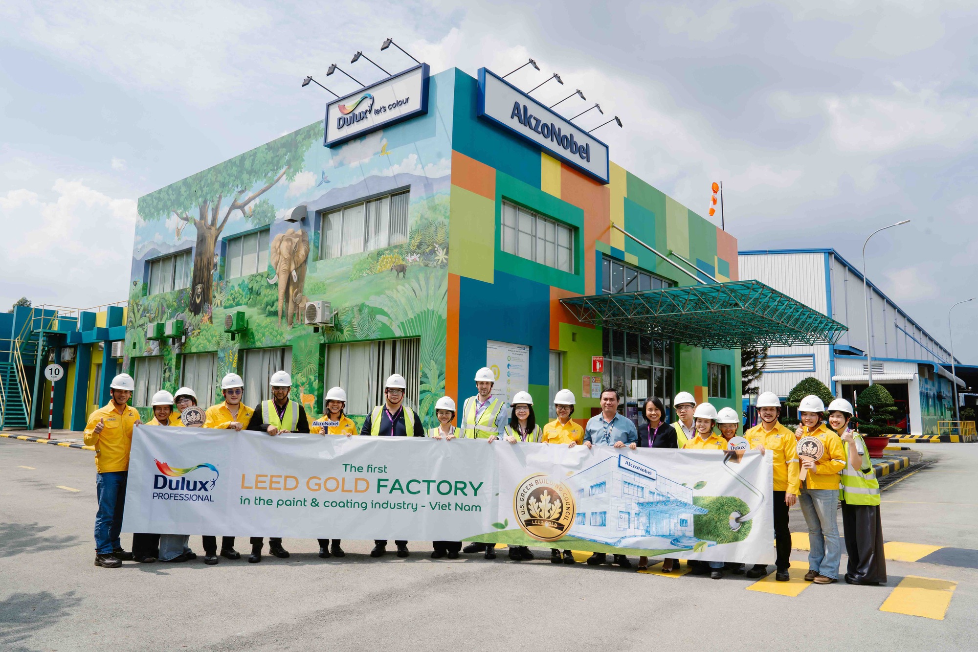 Nh&agrave; m&aacute;y AkzoNobel (B&igrave;nh Dương) nhận chứng chỉ LEED Gold từ Hội đồng C&ocirc;ng tr&igrave;nh Xanh Hoa Kỳ - Ảnh 1.