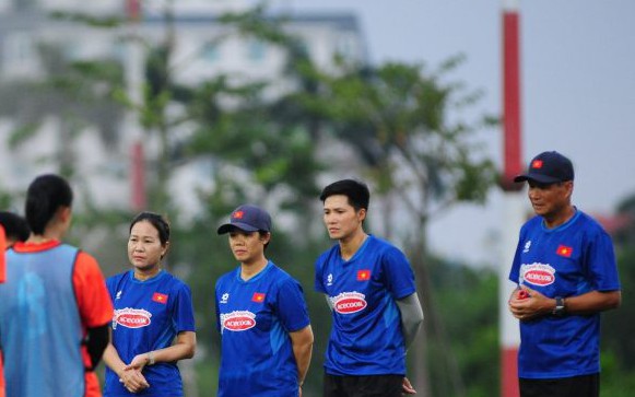 Nữ tuyển thủ Tuyết Dung trao giầy - Ảnh 2.