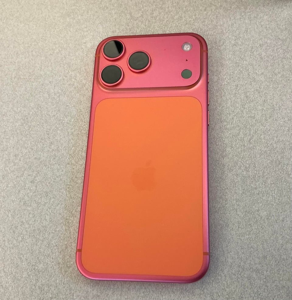 iPhone 17 Pro Max m&agrave;u cam bất ngờ bị đổi m&agrave;u khiến nhiều người lo lắng - Ảnh 1.