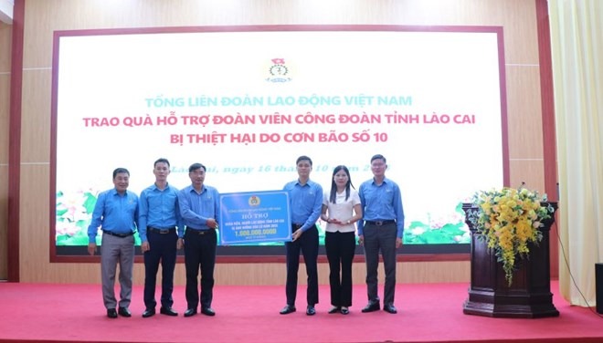 Tổng LĐLĐ Việt Nam trao hỗ trợ 1 tỉ đồng cho đo&agrave;n vi&ecirc;n c&ocirc;ng đo&agrave;n tại L&agrave;o Cai bị thiệt hại do b&atilde;o lũ - Ảnh 1.