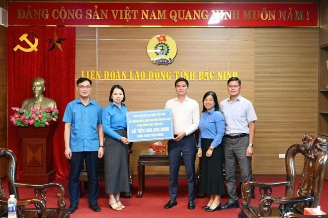 Tổng LĐLĐ Việt Nam trao hỗ trợ 1 tỉ đồng cho đo&agrave;n vi&ecirc;n c&ocirc;ng đo&agrave;n tại L&agrave;o Cai bị thiệt hại do b&atilde;o lũ - Ảnh 6.
