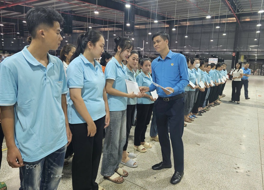 Tổng LĐLĐ Việt Nam trao hỗ trợ 1 tỉ đồng cho đo&agrave;n vi&ecirc;n c&ocirc;ng đo&agrave;n tại L&agrave;o Cai bị thiệt hại do b&atilde;o lũ - Ảnh 4.
