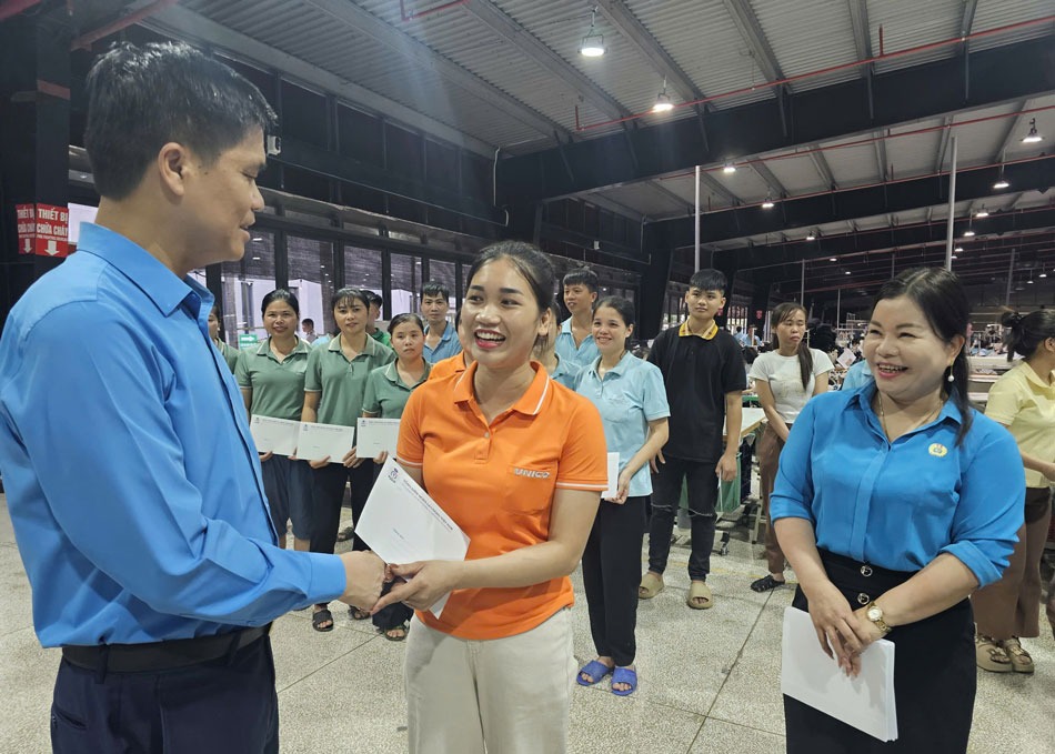 Tổng LĐLĐ Việt Nam trao hỗ trợ 1 tỉ đồng cho đo&agrave;n vi&ecirc;n c&ocirc;ng đo&agrave;n tại L&agrave;o Cai bị thiệt hại do b&atilde;o lũ - Ảnh 3.