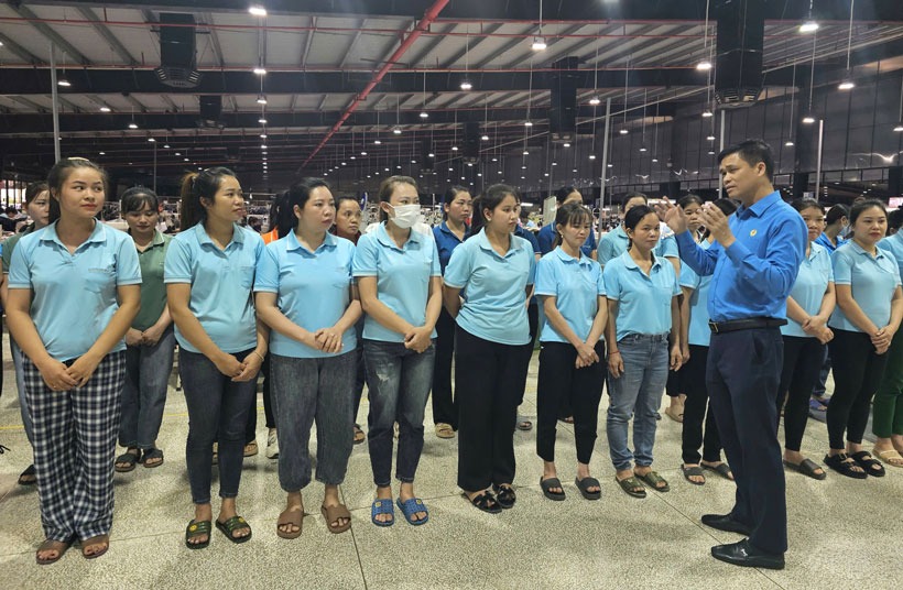 Tổng LĐLĐ Việt Nam trao hỗ trợ 1 tỉ đồng cho đo&agrave;n vi&ecirc;n c&ocirc;ng đo&agrave;n tại L&agrave;o Cai bị thiệt hại do b&atilde;o lũ - Ảnh 5.