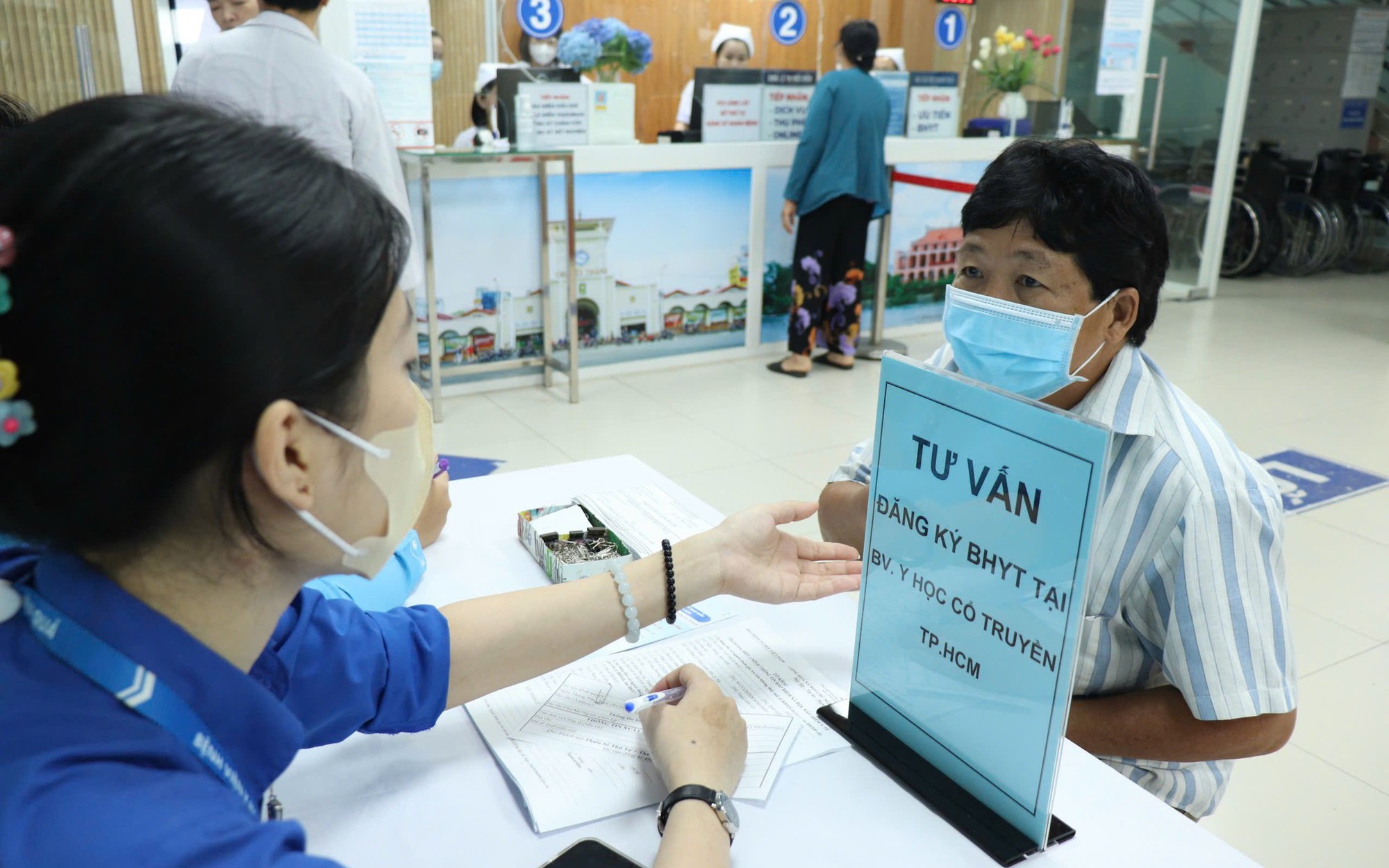 Gọi đường dây nóng nếu bị yêu cầu đóng phí đổi nơi khám BHYT