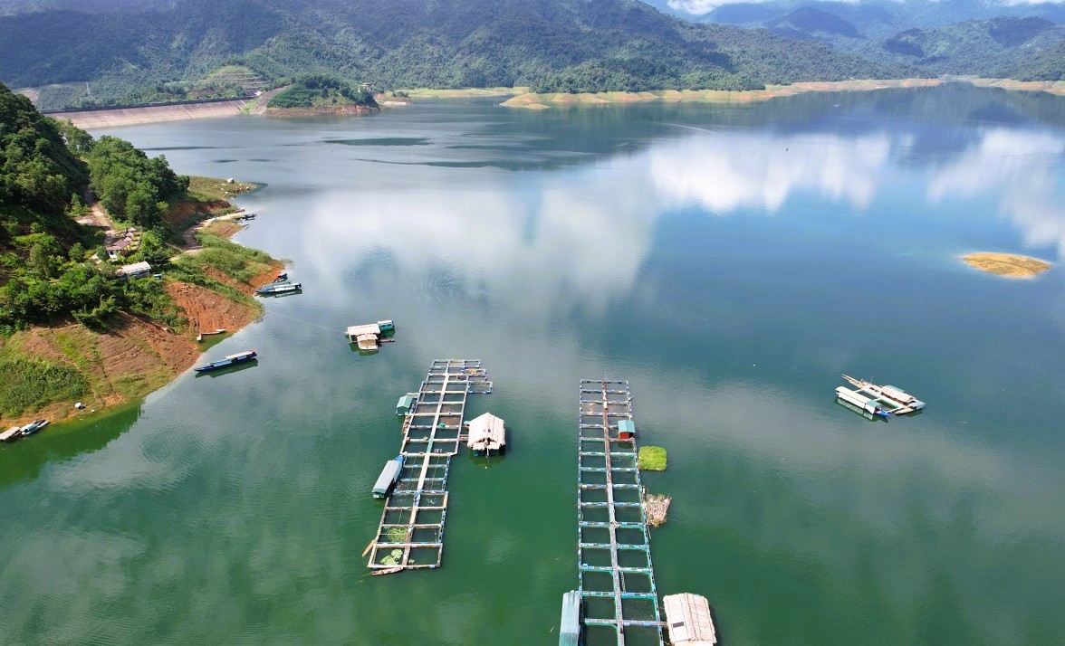 Uống bia tr&ecirc;n nh&agrave; b&egrave; dưới l&ograve;ng hồ Cửa Đạt, một người đ&agrave;n &ocirc;ng mất t&iacute;ch - Ảnh 1.