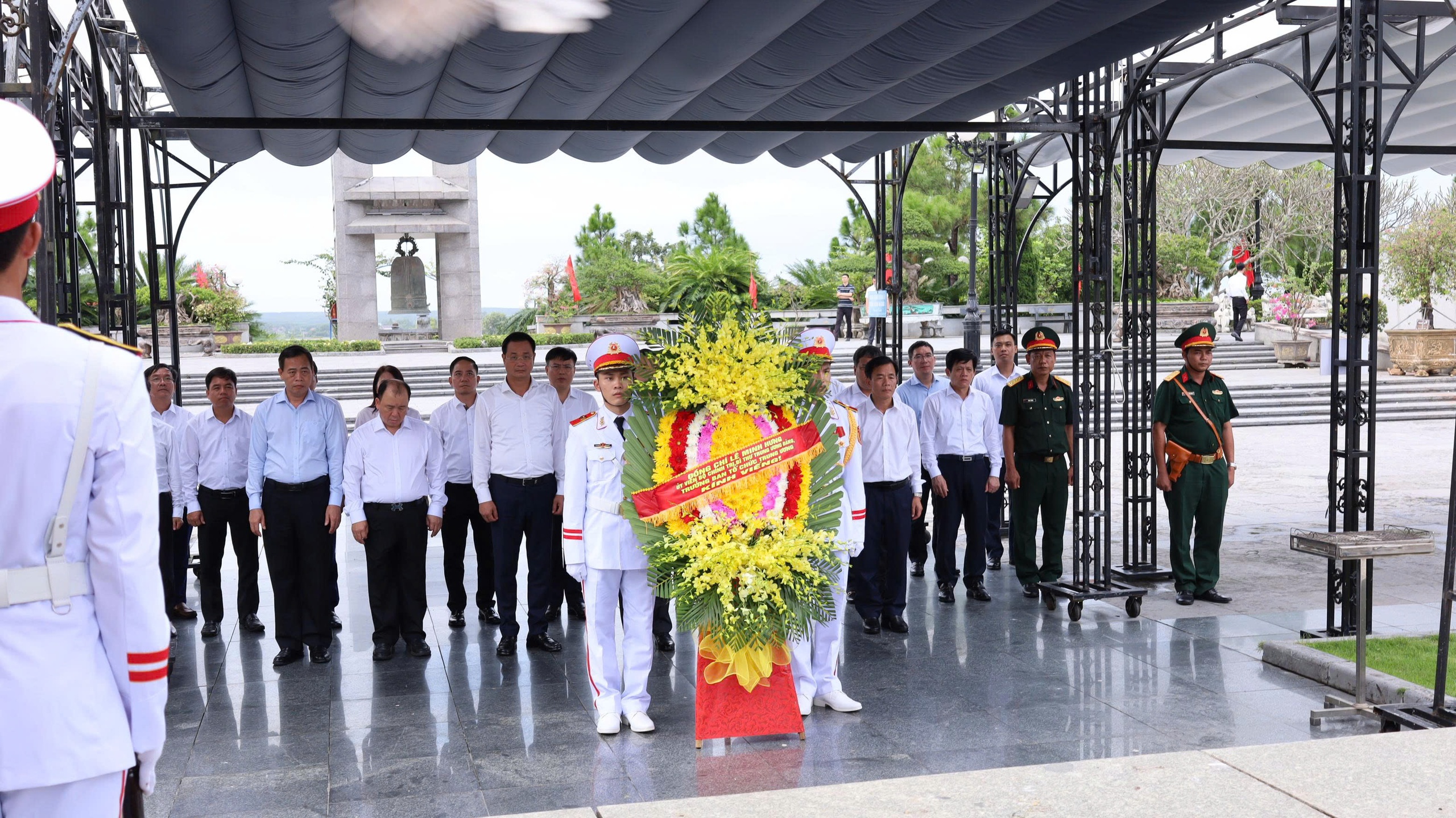 Trưởng Ban Tổ chức Trung ương L&ecirc; Minh Hưng tri &acirc;n c&aacute;c anh h&ugrave;ng liệt sĩ ở Quảng Trị - Ảnh 2.