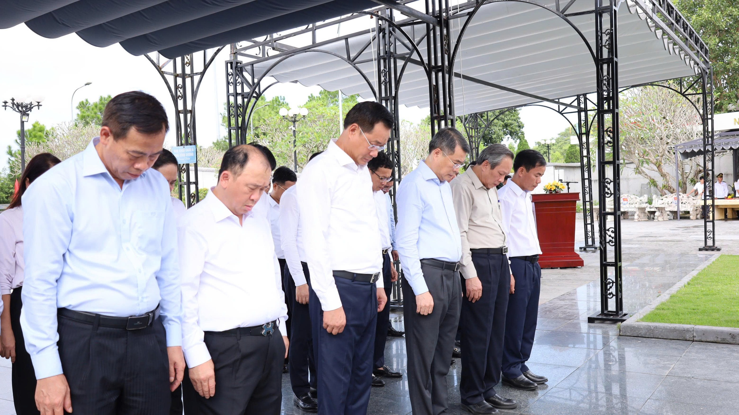 Trưởng Ban Tổ chức Trung ương L&ecirc; Minh Hưng tri &acirc;n c&aacute;c anh h&ugrave;ng liệt sĩ ở Quảng Trị - Ảnh 3.