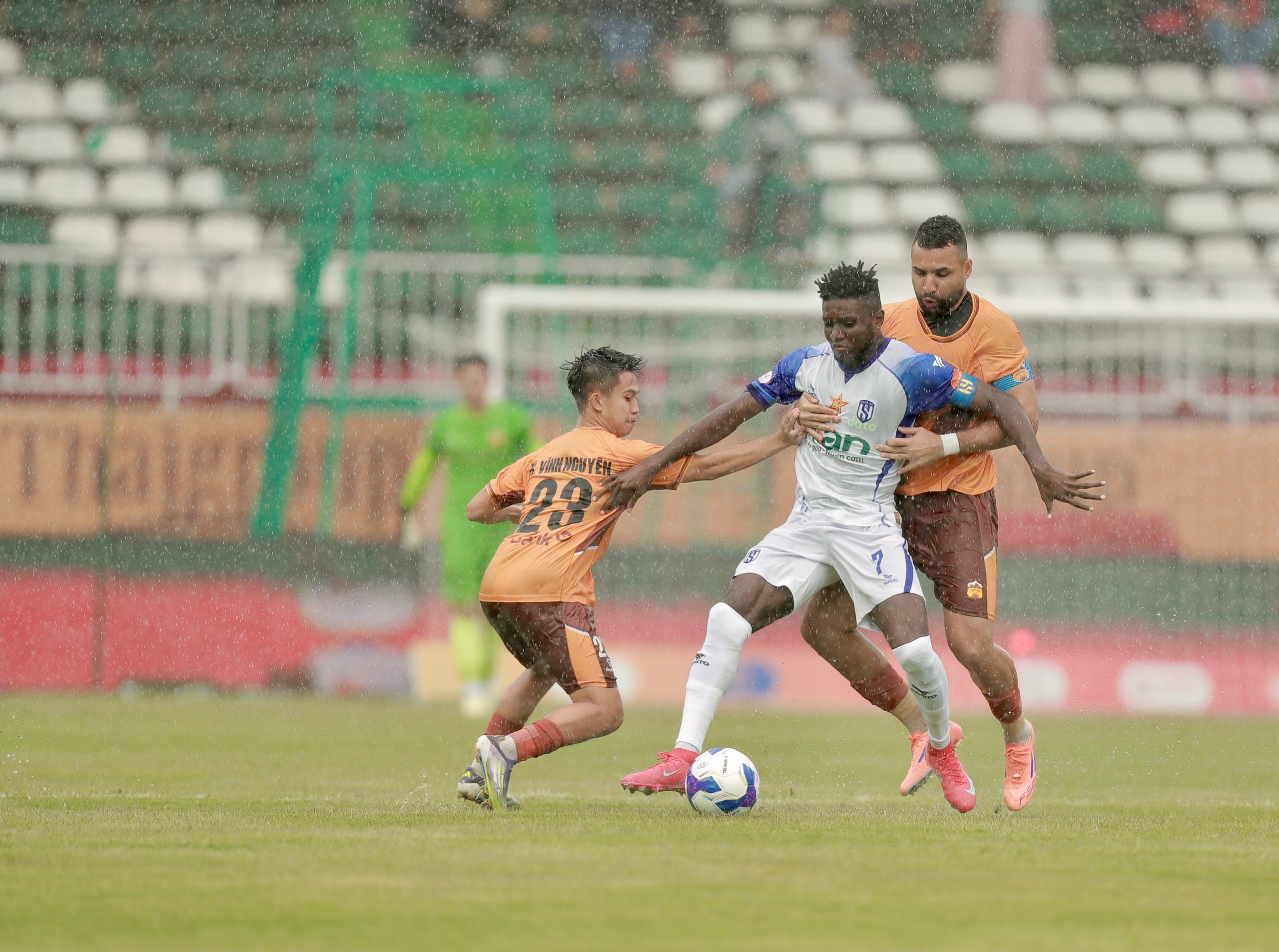 V&ograve;ng 7 V-League 2025-2026: Chờ m&agrave;n thể hiện của t&acirc;n HLV SLNA - Ảnh 2.