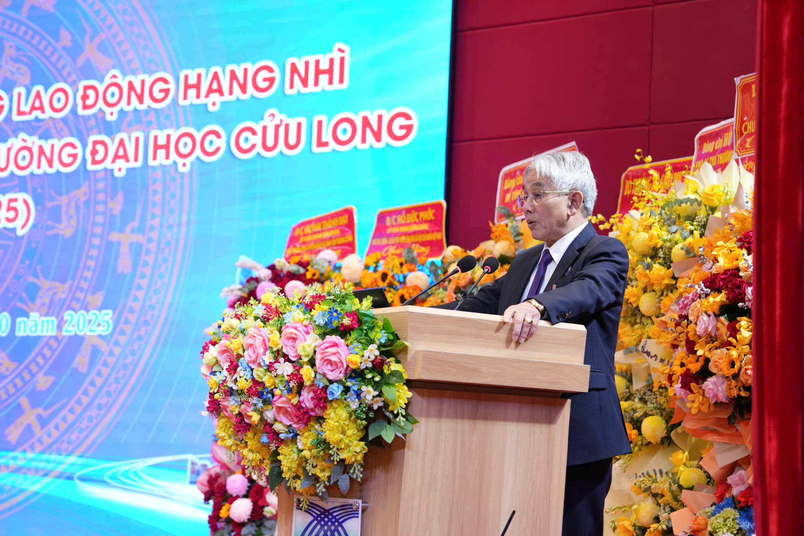 Trường ĐH Cửu Long nhận Hu&acirc;n chương Lao động hạng Nh&igrave; dịp kỷ niệm 25 năm th&agrave;nh lập - Ảnh 2.