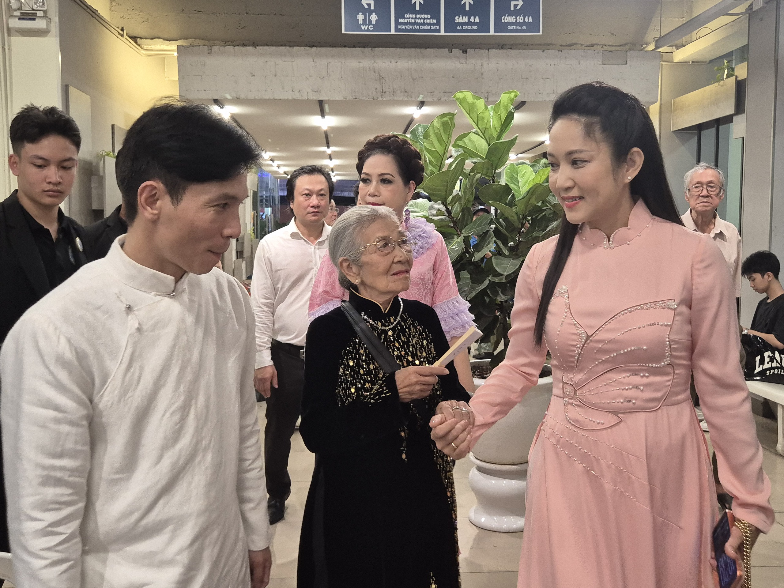 NSND Tạ Minh T&acirc;m, NSƯT Phi Điểu, NSƯT C&ocirc;ng Ninh&hellip; c&ugrave;ng tụ họp khai hội - Ảnh 13.