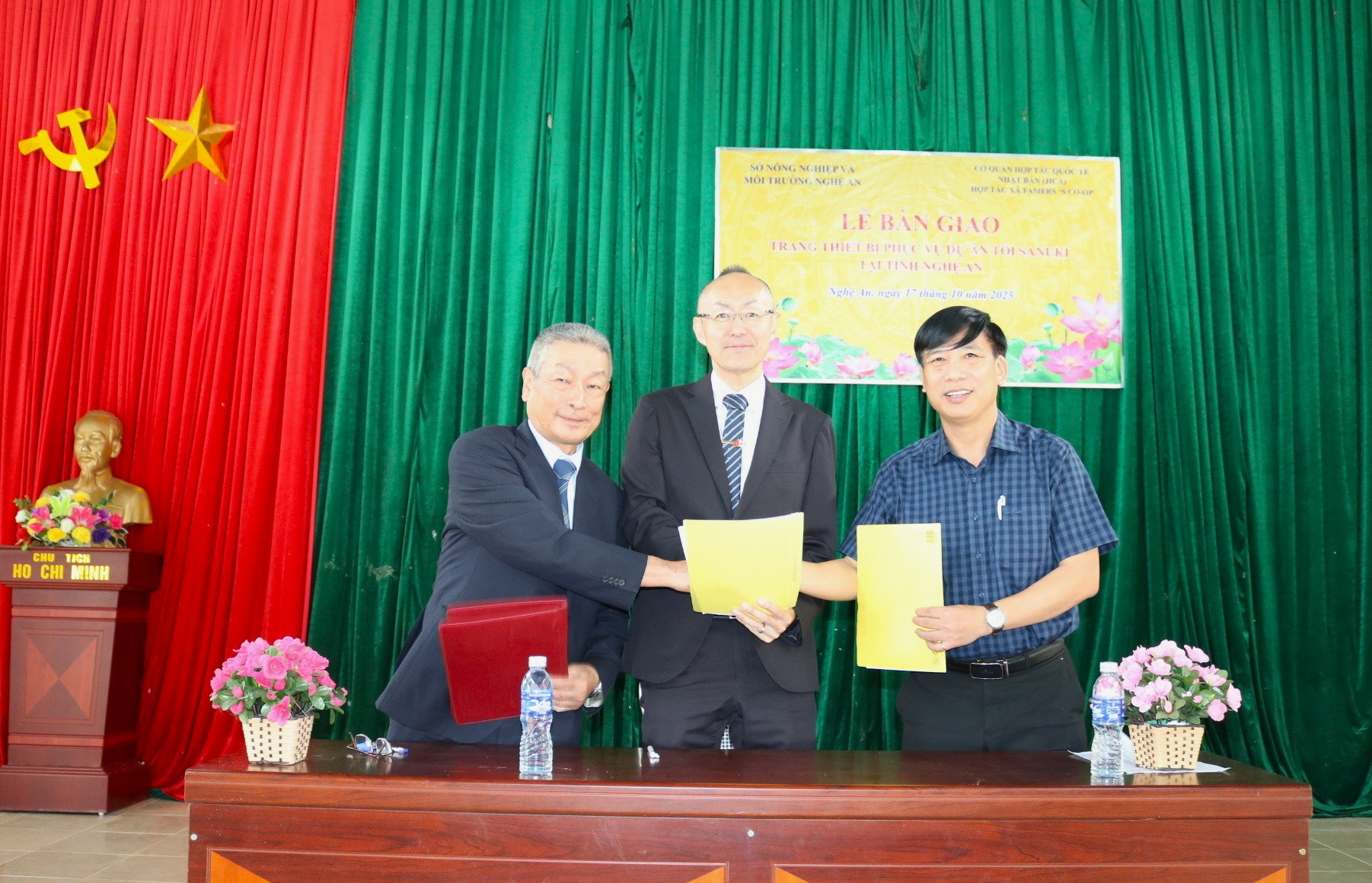 JICA chuyển giao kỹ thuật, thiết bị trồng tỏi cao cấp của Nhật Bản cho xã người Mông ở Nghệ An - Ảnh 4.