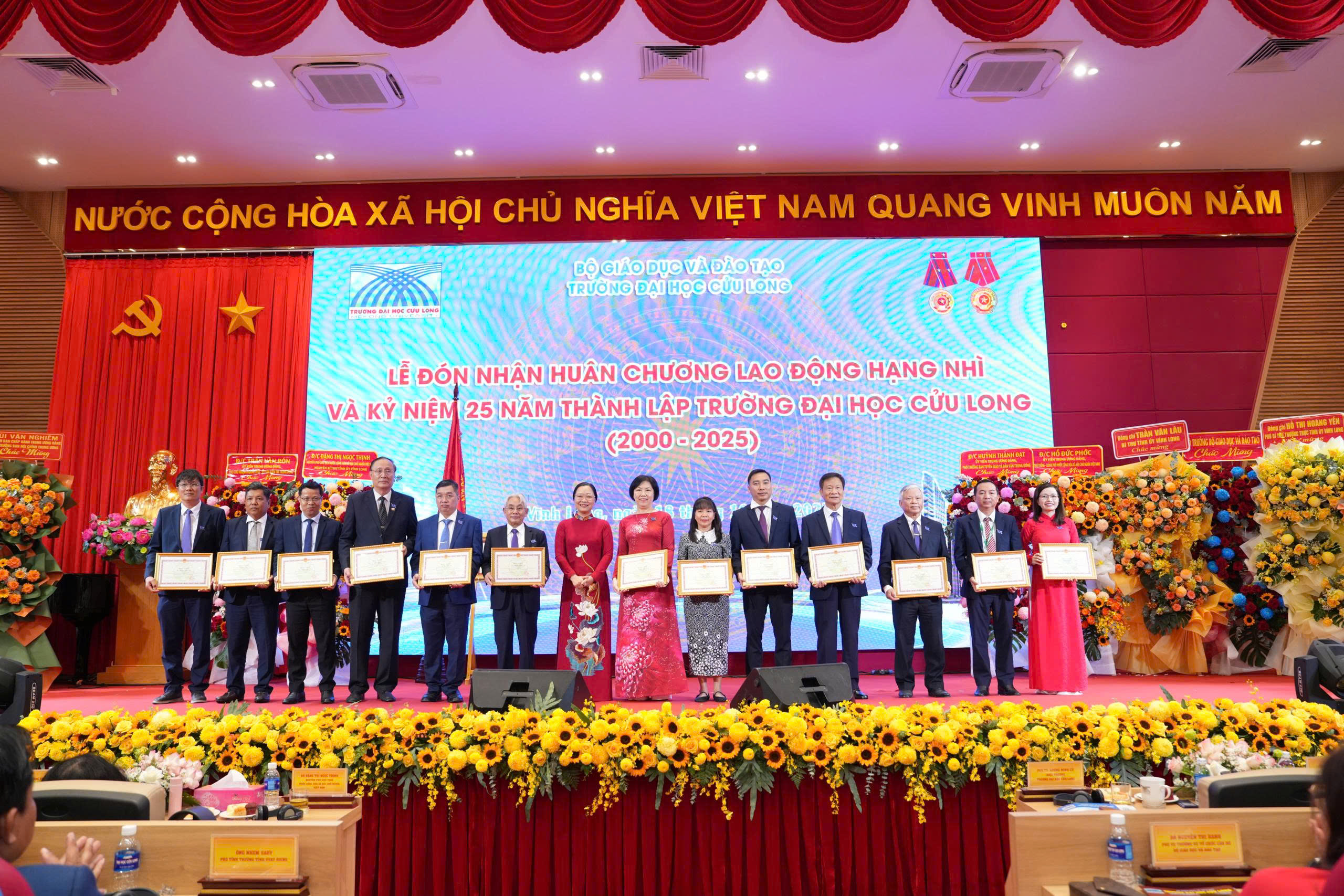 Trường ĐH Cửu Long nhận Hu&acirc;n chương Lao động hạng Nh&igrave; dịp kỷ niệm 25 năm th&agrave;nh lập - Ảnh 4.