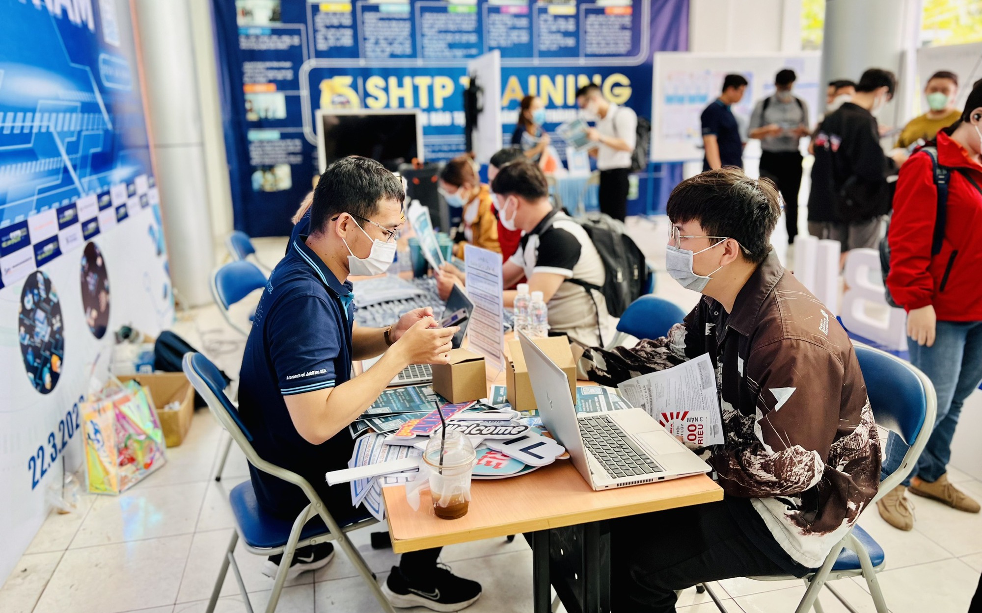 Giới trẻ xoay xở ra sao giữa “ma trận” nghề nghiệp?