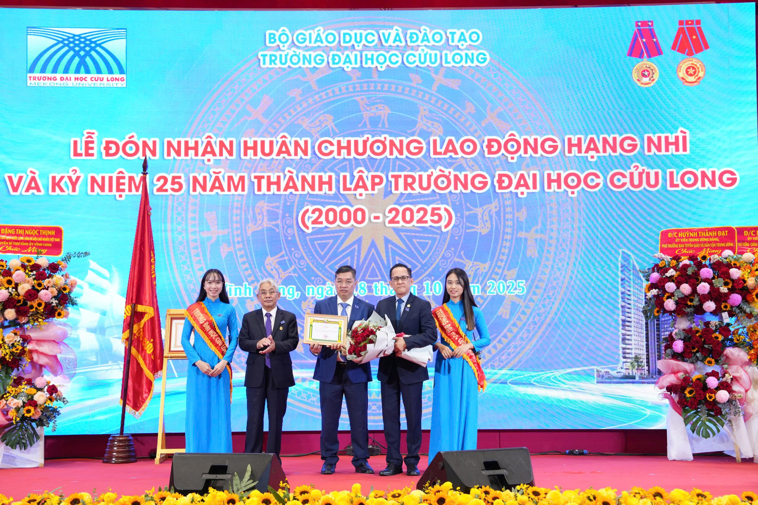 Trường ĐH Cửu Long nhận Hu&acirc;n chương Lao động hạng Nh&igrave; dịp kỷ niệm 25 năm th&agrave;nh lập - Ảnh 5.