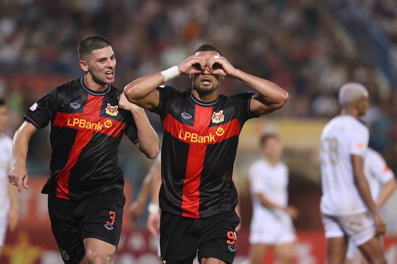 Huyền thoại Premier League nhận thất bại trong ng&agrave;y ra mắt V-League - Ảnh 3.