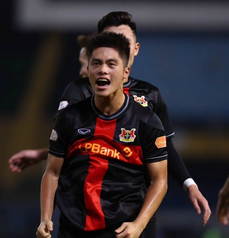 Huyền thoại Premier League nhận thất bại trong ng&agrave;y ra mắt V-League - Ảnh 2.