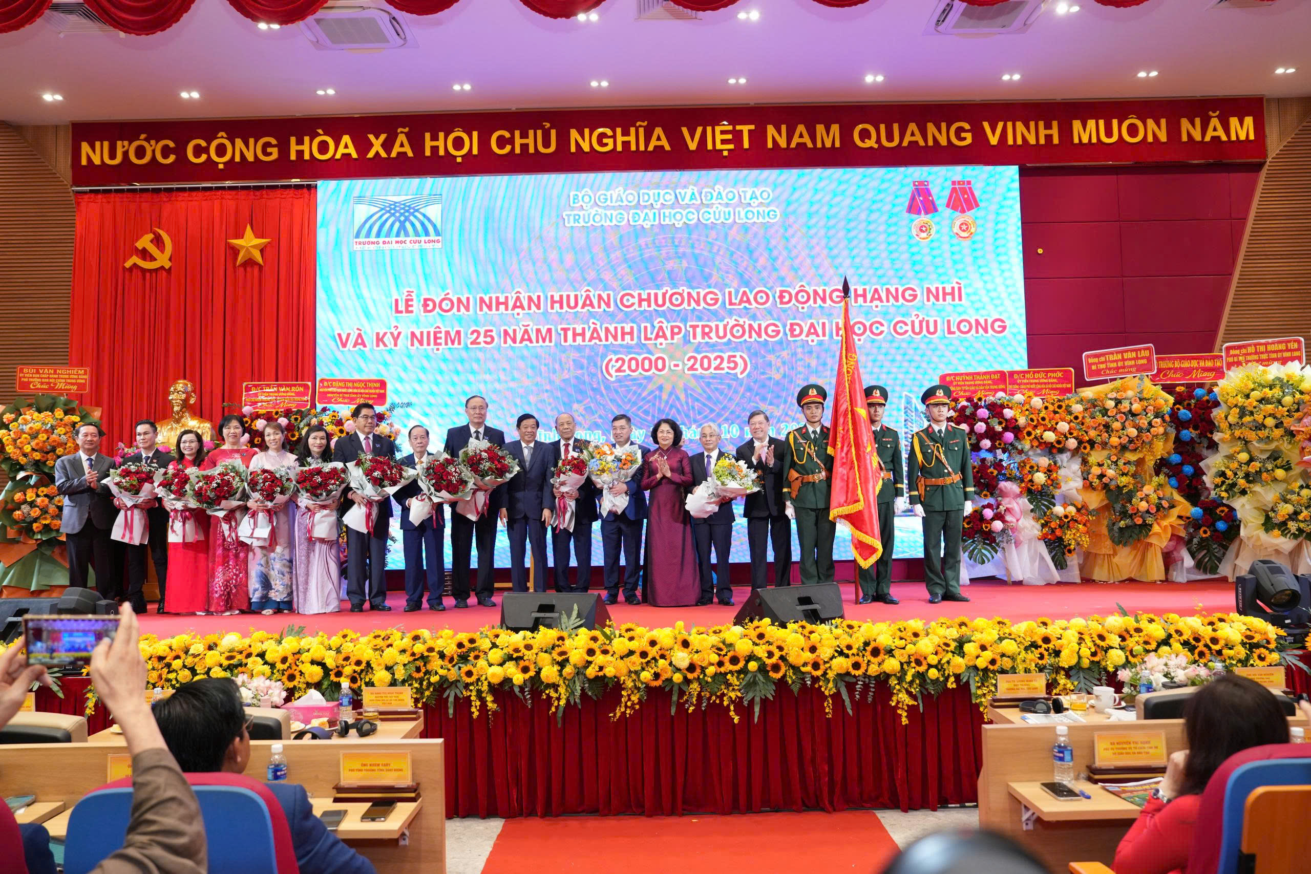 Trường ĐH Cửu Long nhận Hu&acirc;n chương Lao động hạng Nh&igrave; dịp kỷ niệm 25 năm th&agrave;nh lập - Ảnh 6.