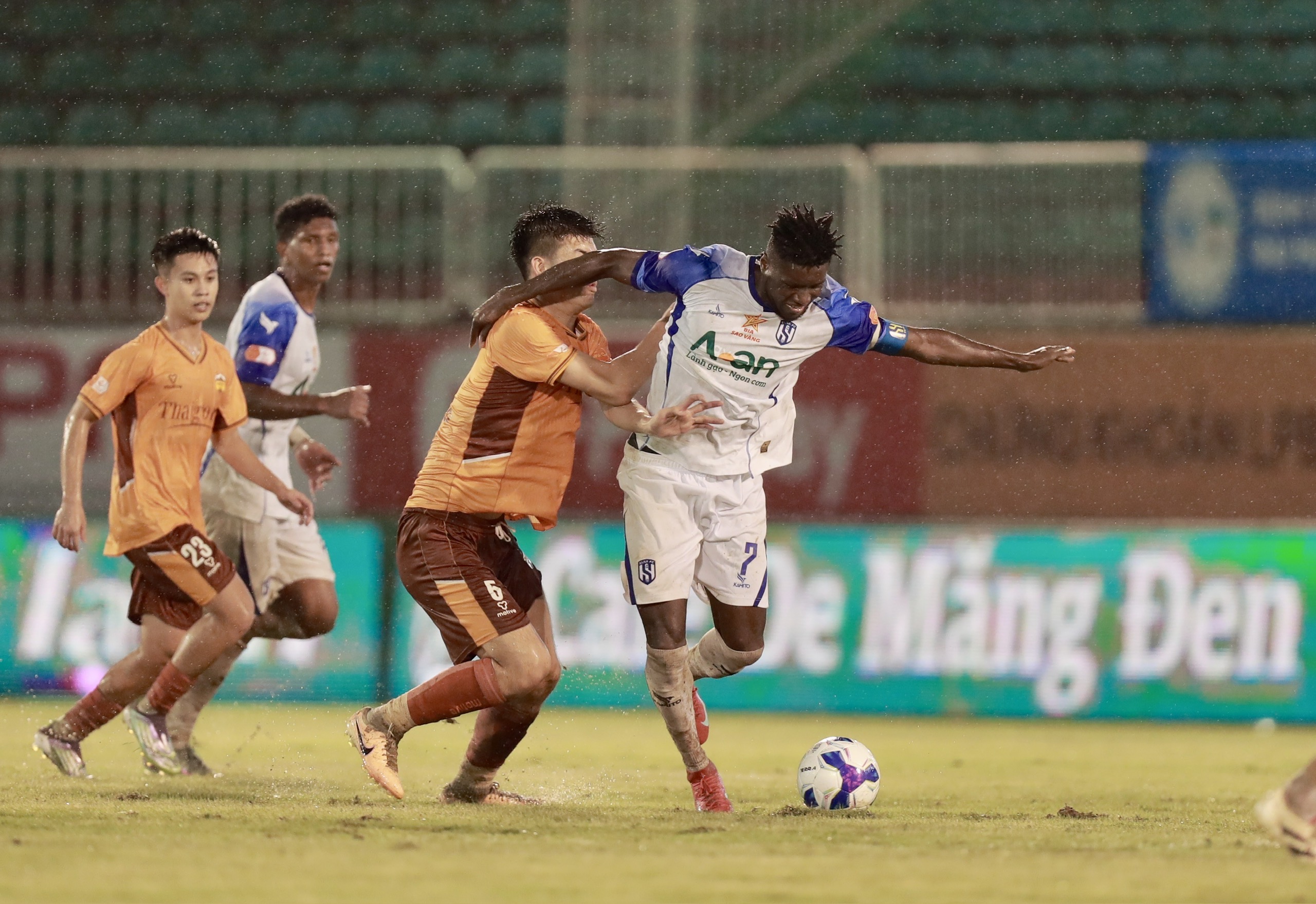 V&ograve;ng 7 V-League 2025-2026: Chờ m&agrave;n thể hiện của t&acirc;n HLV SLNA - Ảnh 1.