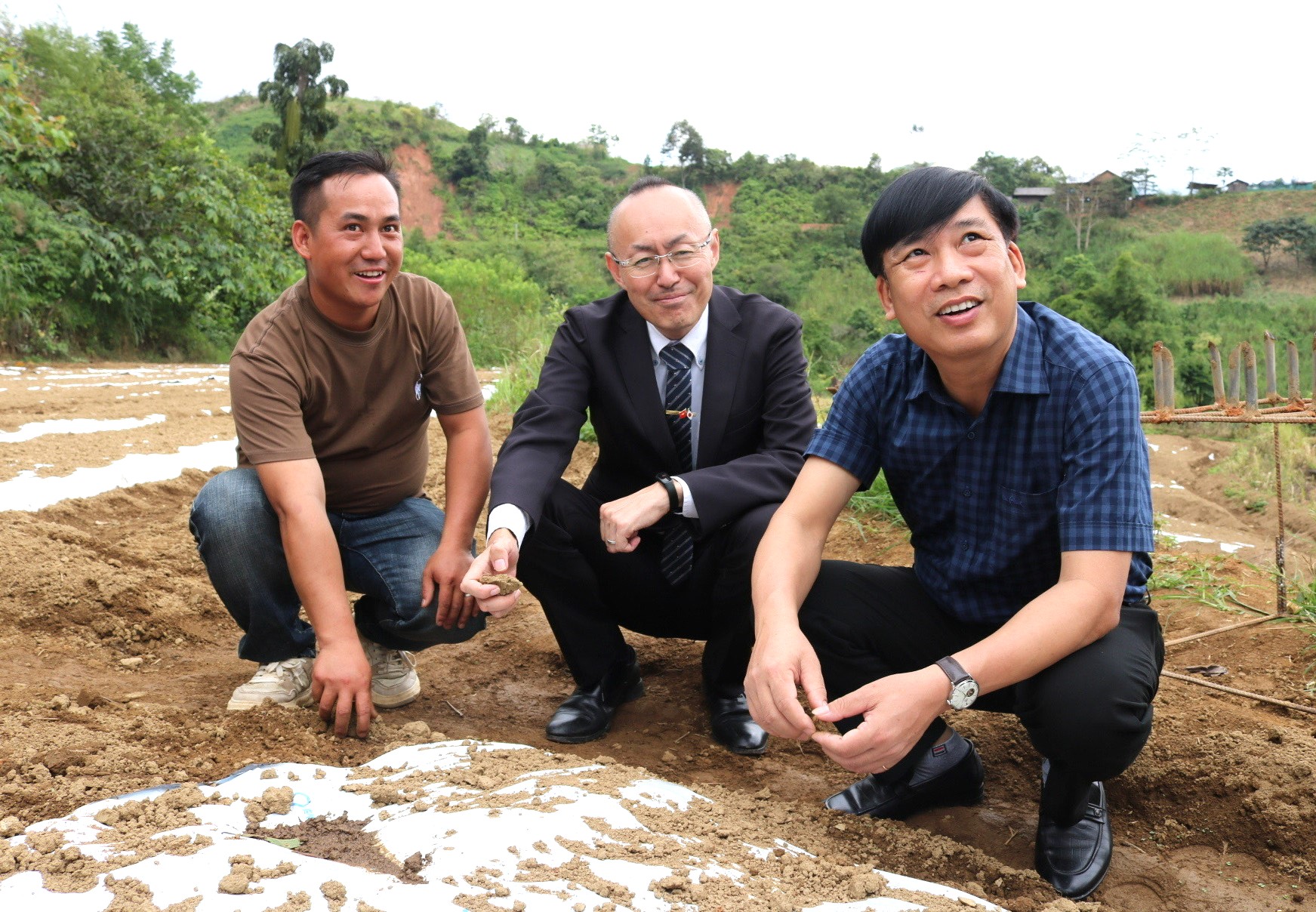 JICA chuyển giao kỹ thuật, thiết bị trồng tỏi cao cấp của Nhật Bản cho xã người Mông ở Nghệ An - Ảnh 7.