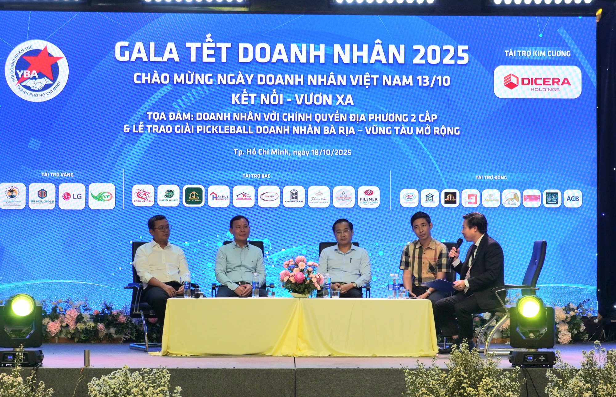 Doanh nh&acirc;n trẻ TP HCM với ch&iacute;nh quyền địa phương 2 cấp - Ảnh 1.