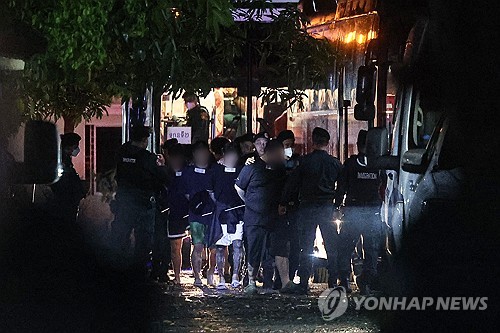 64 người Hàn Quốc bị Campuchia giam giữ về nước, có người bị Interpol truy nã đỏ - Ảnh 2.