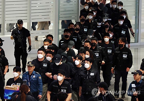 64 người Hàn Quốc bị Campuchia giam giữ về nước, có người bị Interpol truy nã đỏ - Ảnh 1.