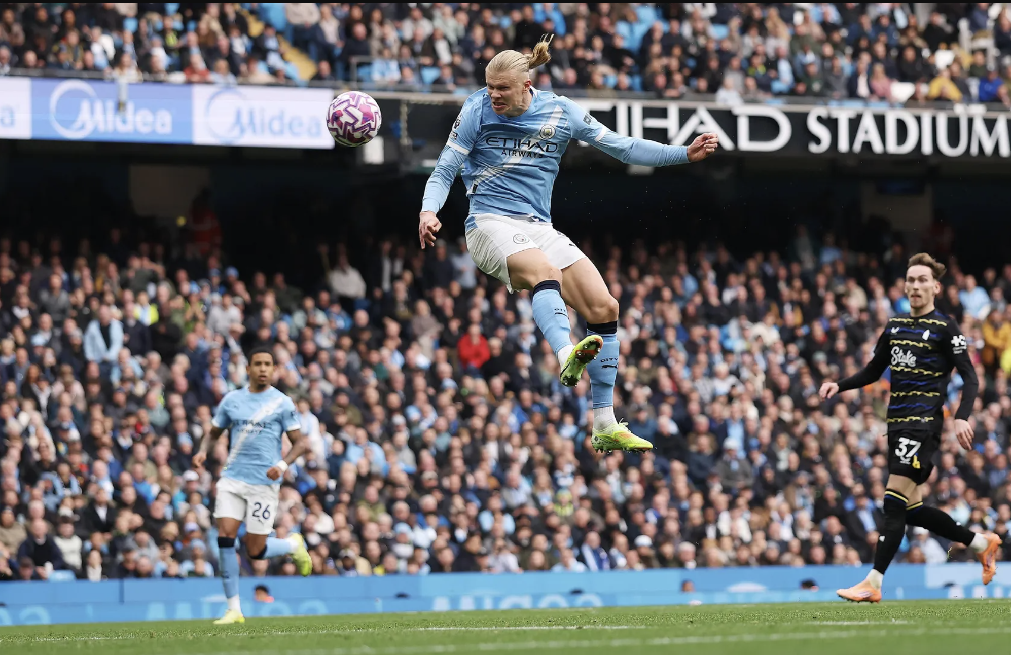 Haaland lập c&uacute; đ&uacute;p, Man City nhẹ nh&agrave;ng l&ecirc;n đầu bảng Premier League - Ảnh 2.
